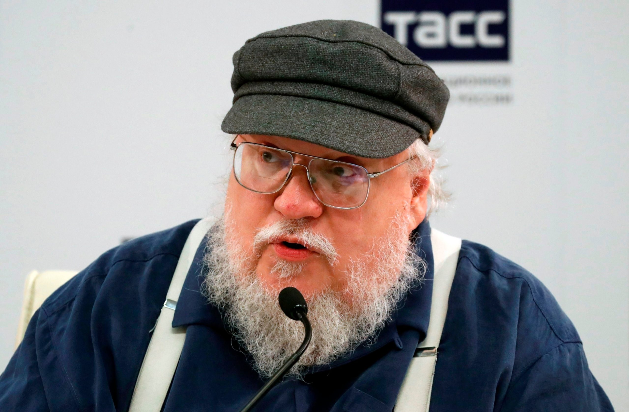 Actualmente, escribe en una computadora antigua, rodeado de libros y recuerdos. Cada jornada implica enfrentarse a nuevas correcciones y bifurcaciones narrativas (EFE) 