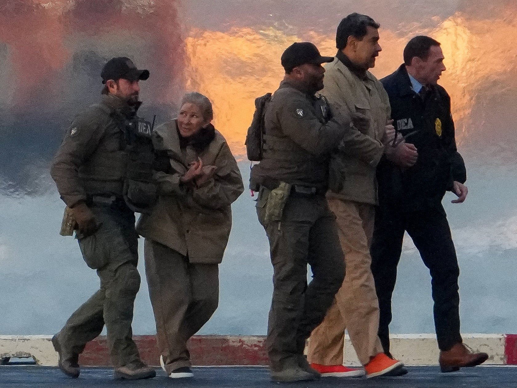 Agentes de la DEA trasladan a Nicolás Maduro y a su esposa, Cilia Flores, tras descender de un helicóptero rumbo al tribunal federal de Manhattan, donde enfrentaron cargos federales en Estados Unidos (REUTERS/Adam Gray)