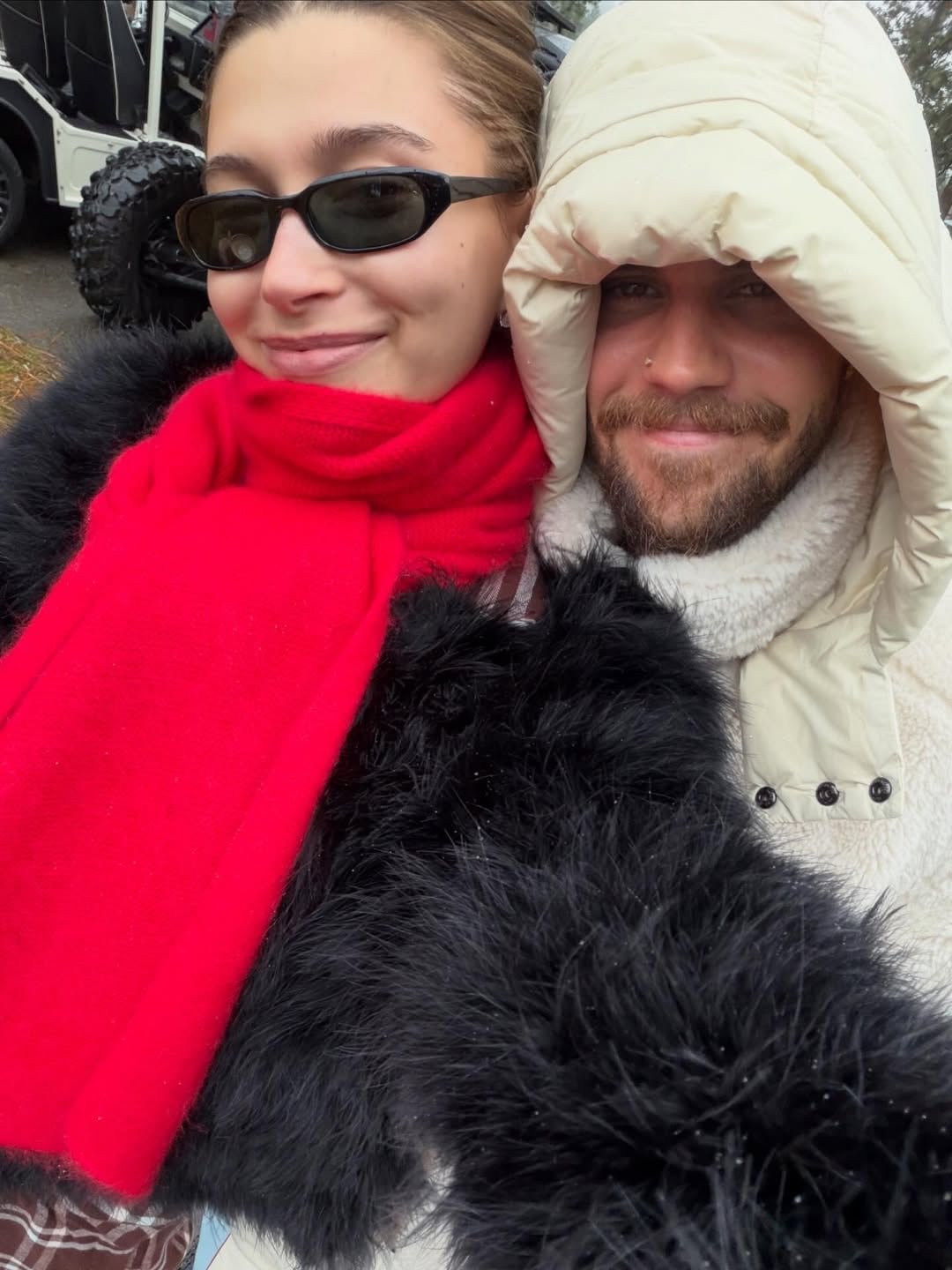 Justin y Hailey Bieber celebraron la Navidad en familia junto a su hijo Jack, compartiendo imágenes y mensajes positivos en redes sociales (Instagram/@lilbieber)