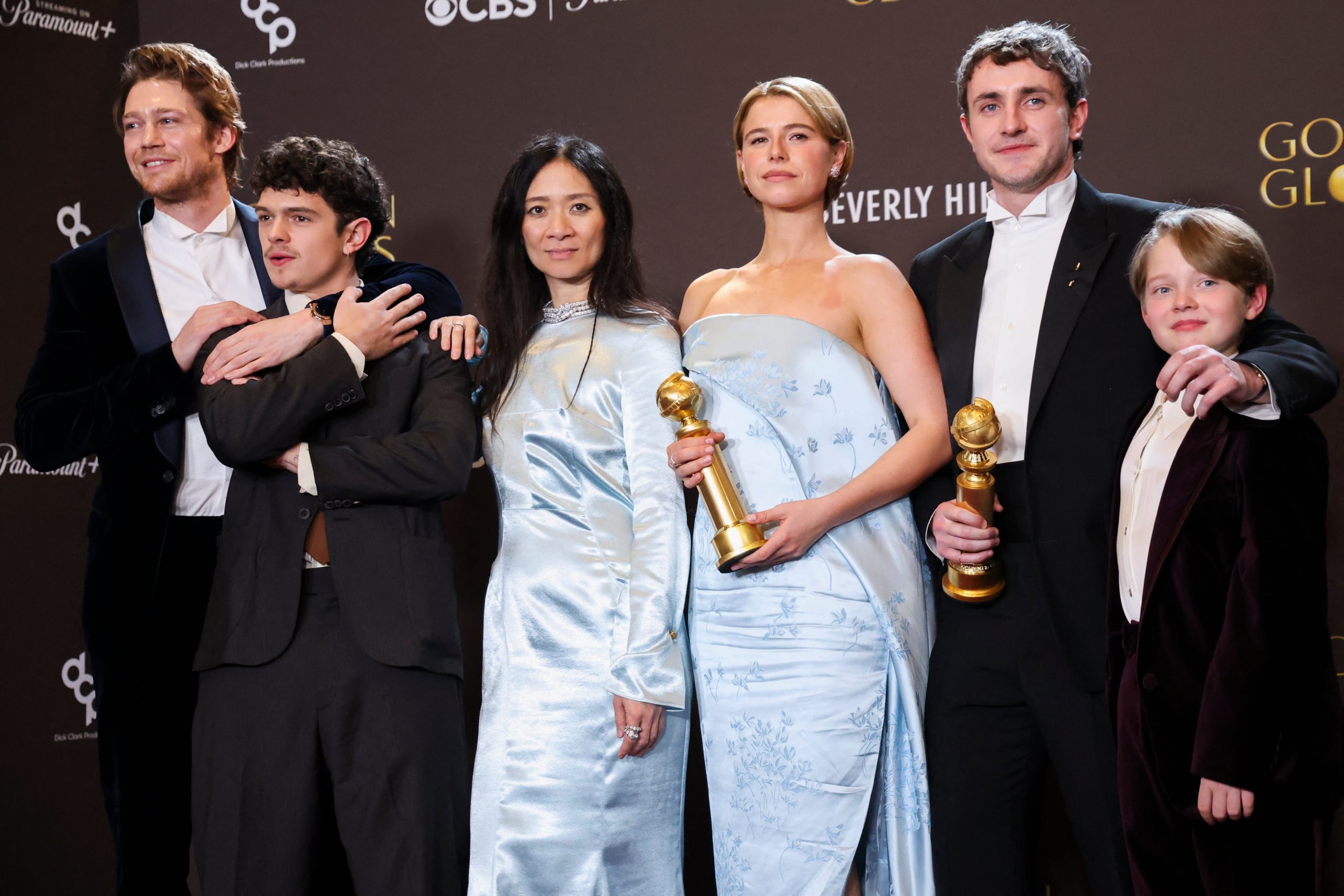 Joe Alwyn, Noah Jupe, Chloe Zhao, Jessie Buckley, Paul Mescal y Jacobi Jupe posan con el premio a la mejor película dramática en la 83.ª edición de los Globos de Oro (REUTERS/Mario Anzuoni)