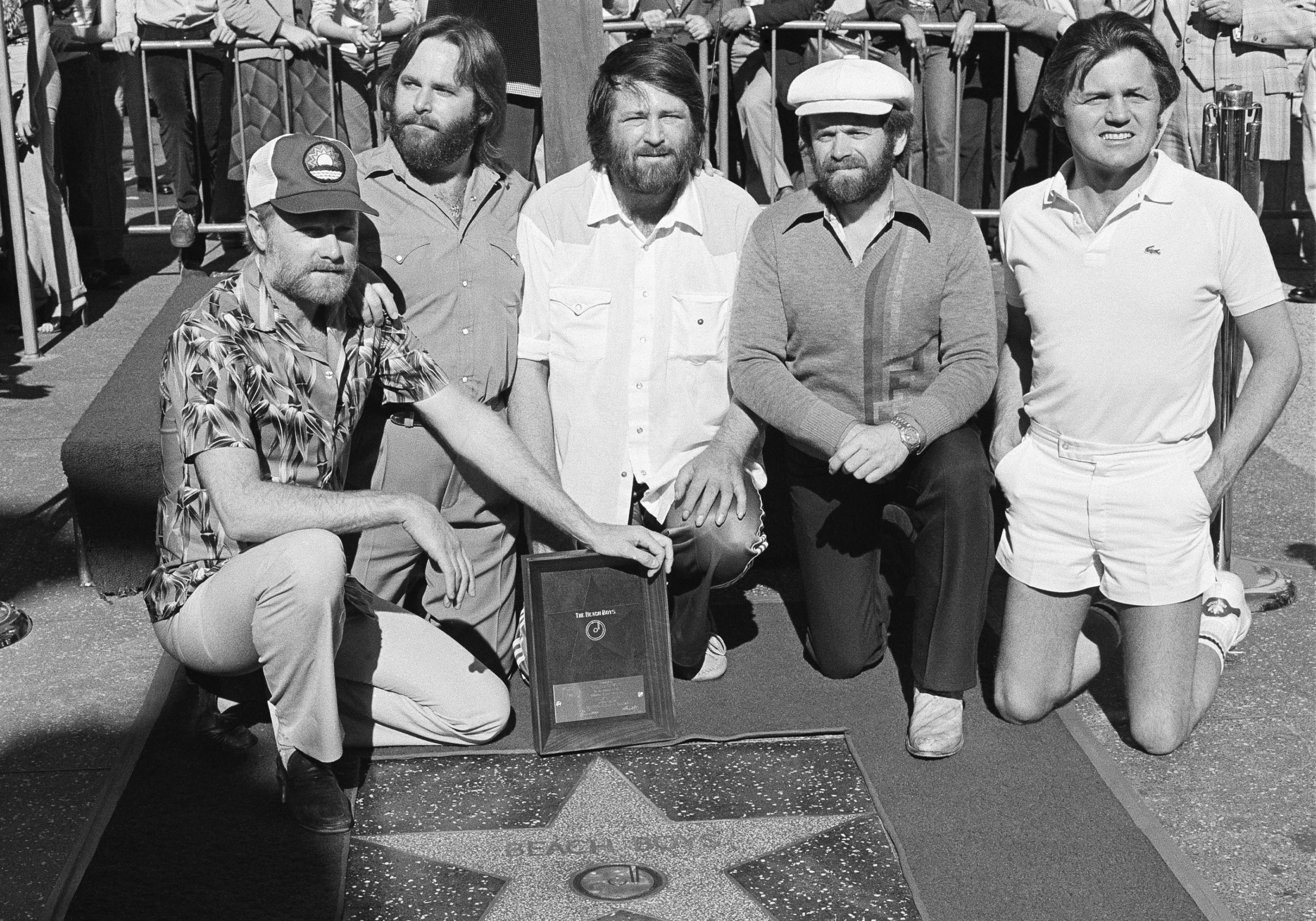 Mike Love, Carl Wilson, Brian Wilson, Al Jardine y Bruce Johnston, de The Beach Boys, posan con su estrella en el Paseo de la Fama de Hollywood durante una ceremonia en Los Ángeles, el 30 de diciembre de 1980. (AP Foto/Lennox McLendon, Archivo)