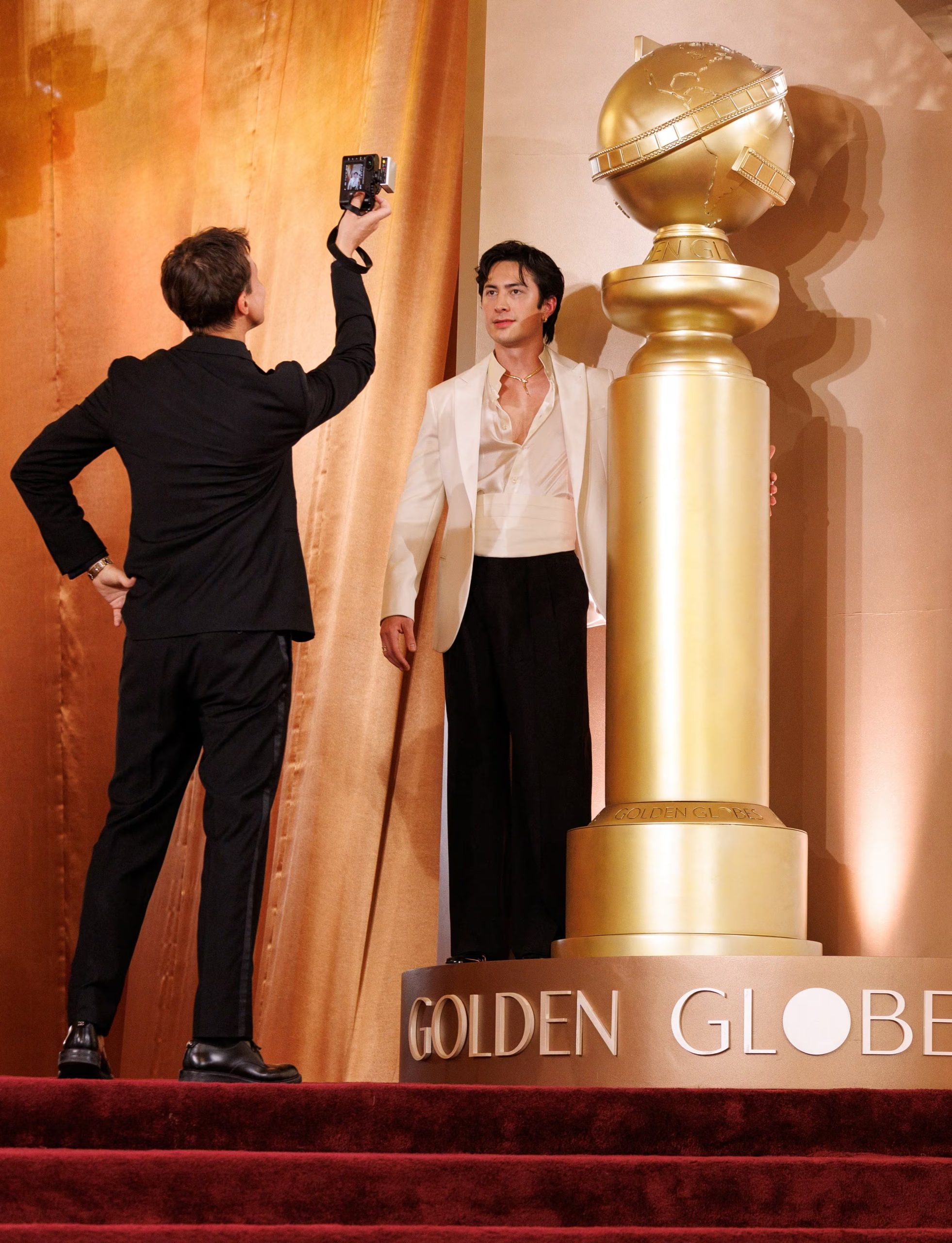 Hudson Williams deslumbra en la premiación de los Globos de Oro tras el éxito de la serie nivel global (REUTERS/Mike Blake)