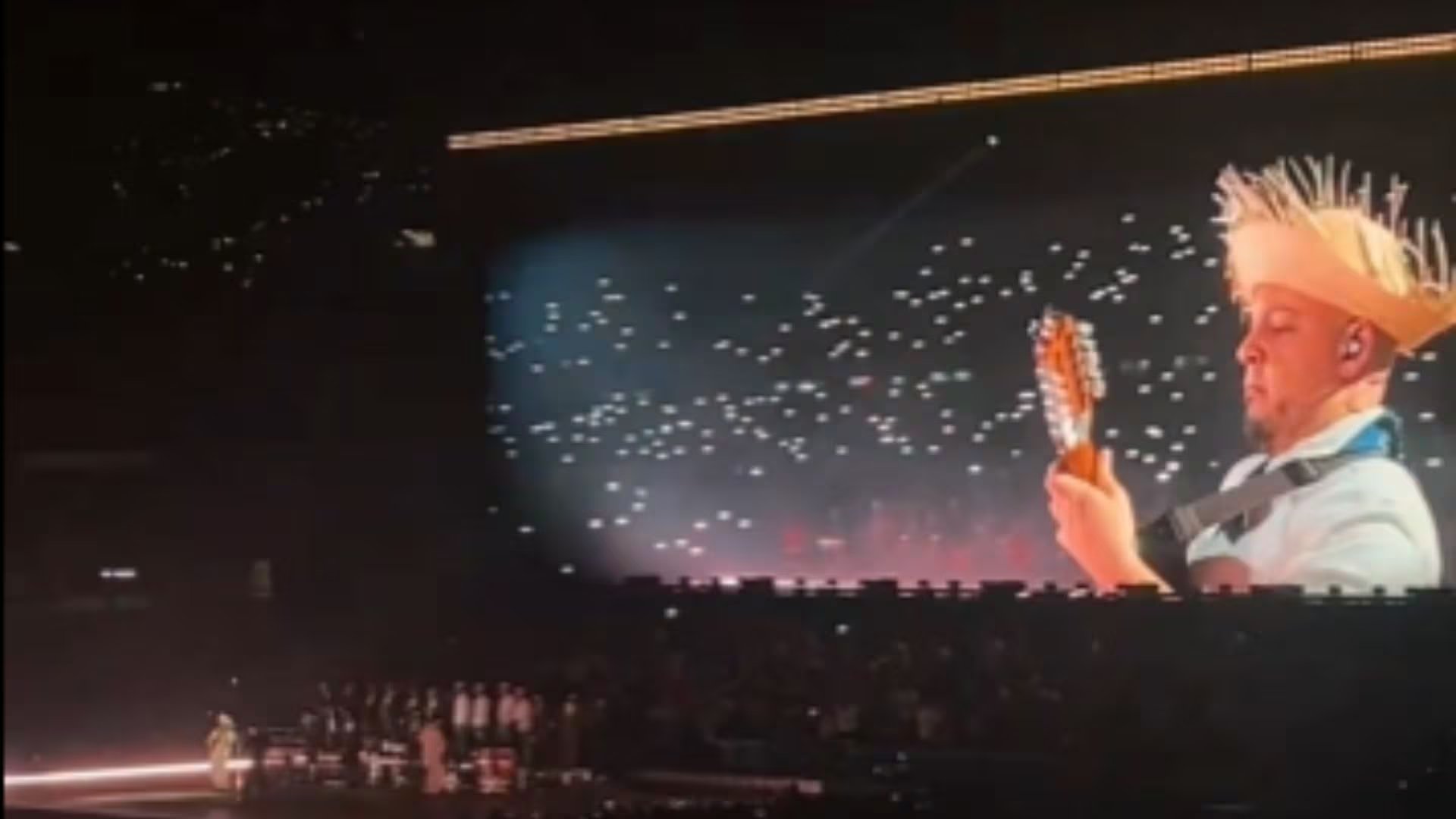 Durante su segundo concierto en Medellín, Bad Bunny sorprendió al público al interpretar “Aventurero”, rindiendo tributo a Yeison Jiménez en un momento lleno de emoción. - crédito captura de video