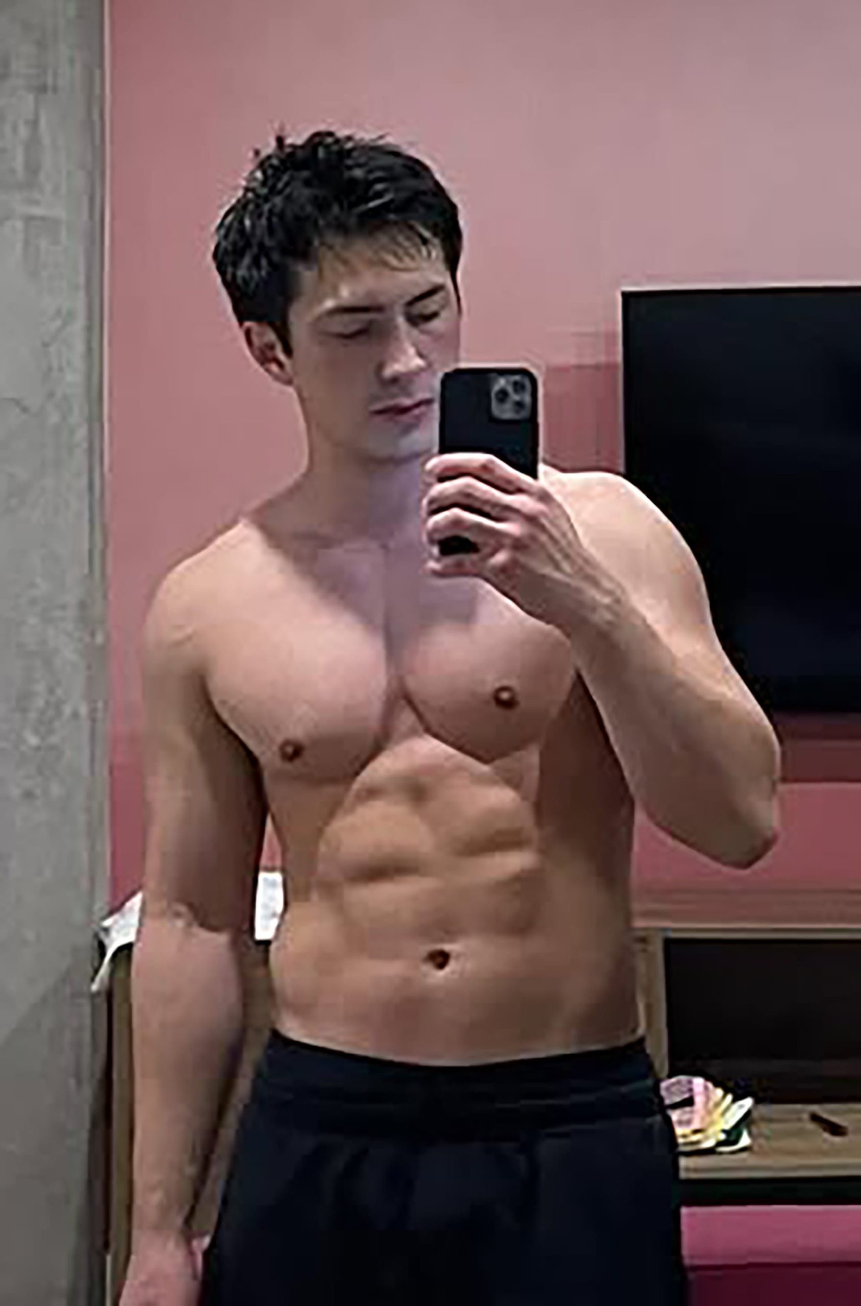 El entrenamiento cuerpo completo de Hudson Williams fortalece músculos y mejora su forma física para interpretar al jugador de hockey Shane Hollander