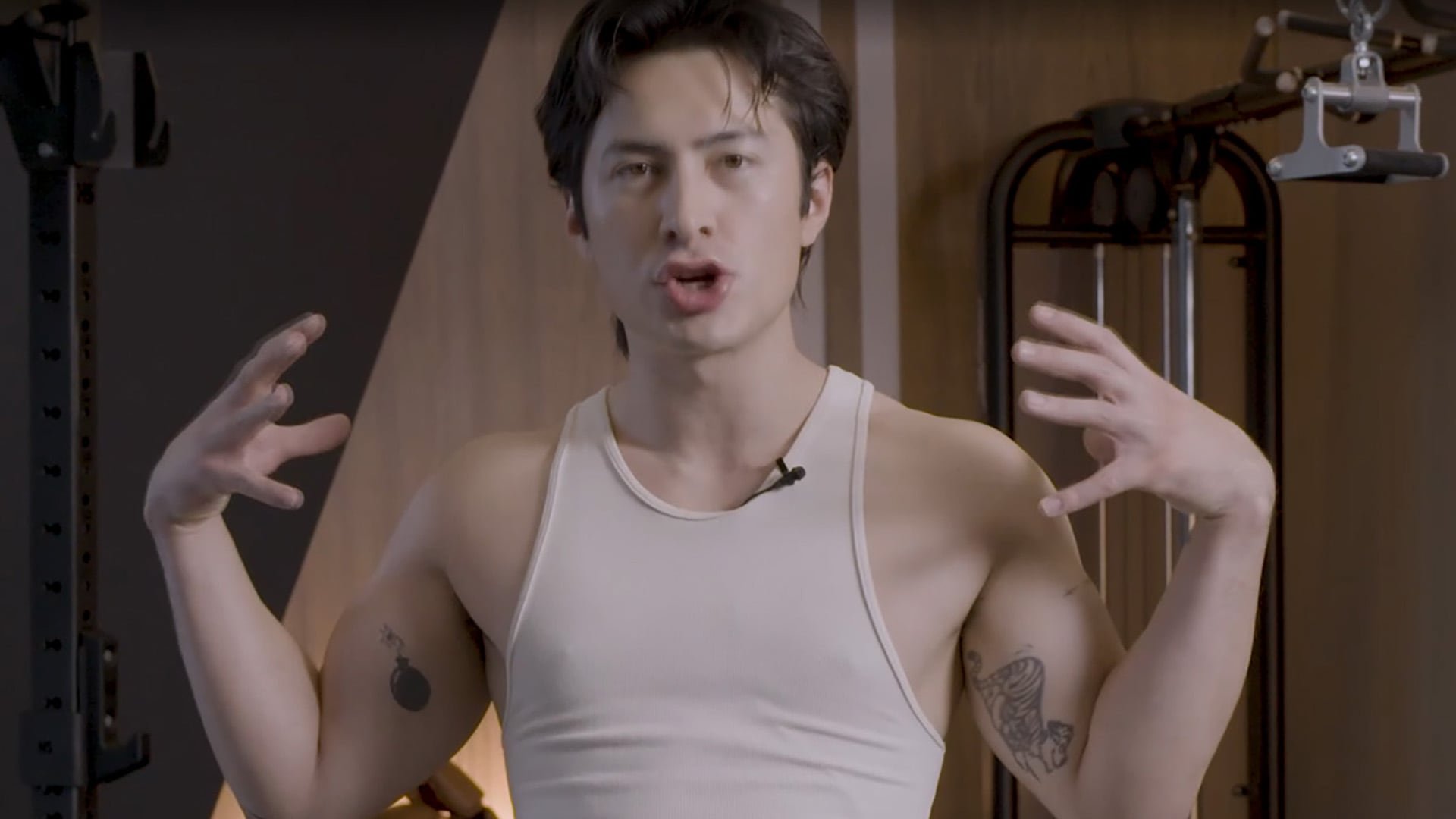 La adaptación física de Williams responde a las demandas del director, buscando equilibrio entre masa muscular y definición para un rol creíble en el hockey