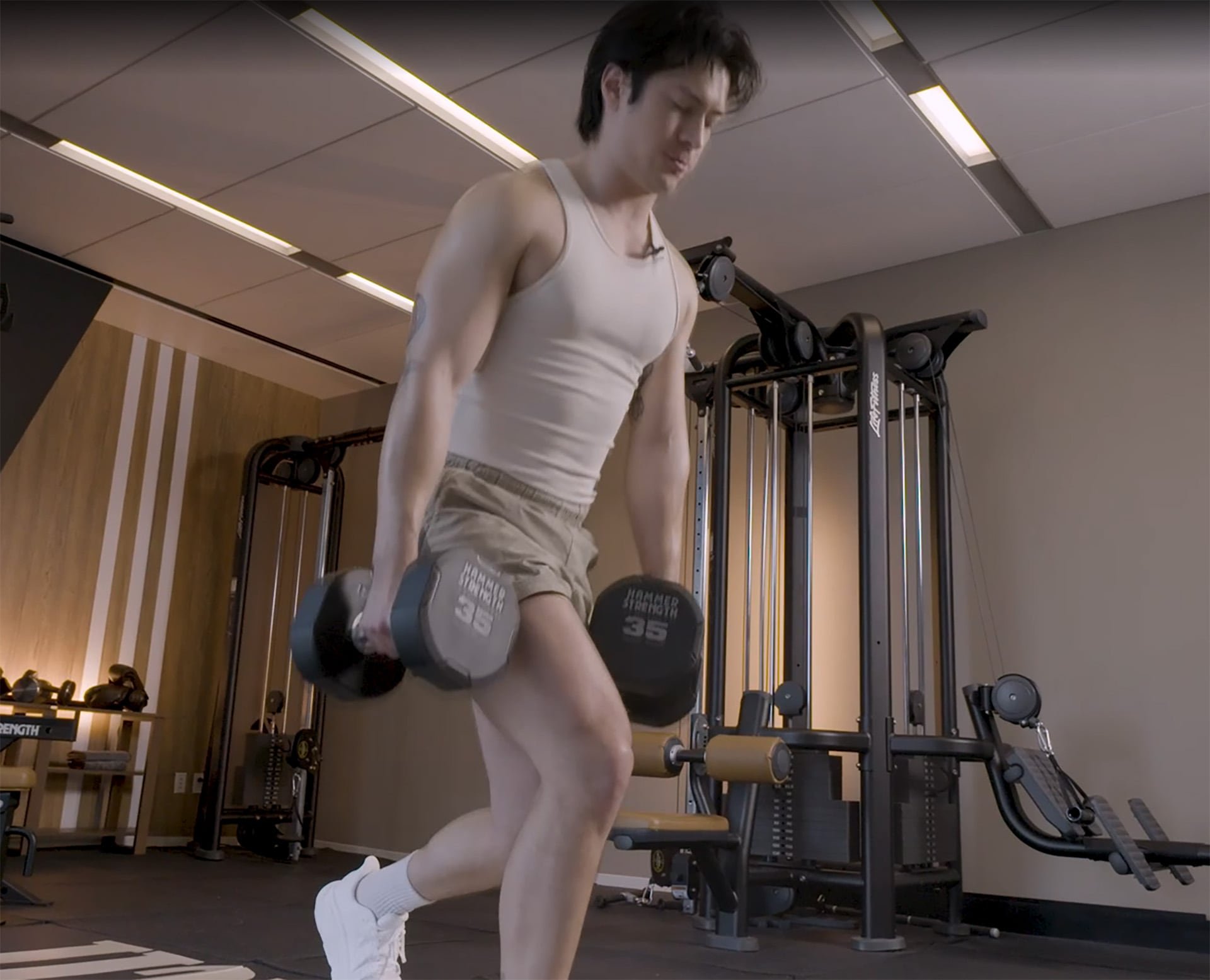 La rutina semanal de Hudson Williams, con hasta cinco entrenamientos por semana, maximiza resultados mediante sesiones eficientes de 45 a 60 minutos