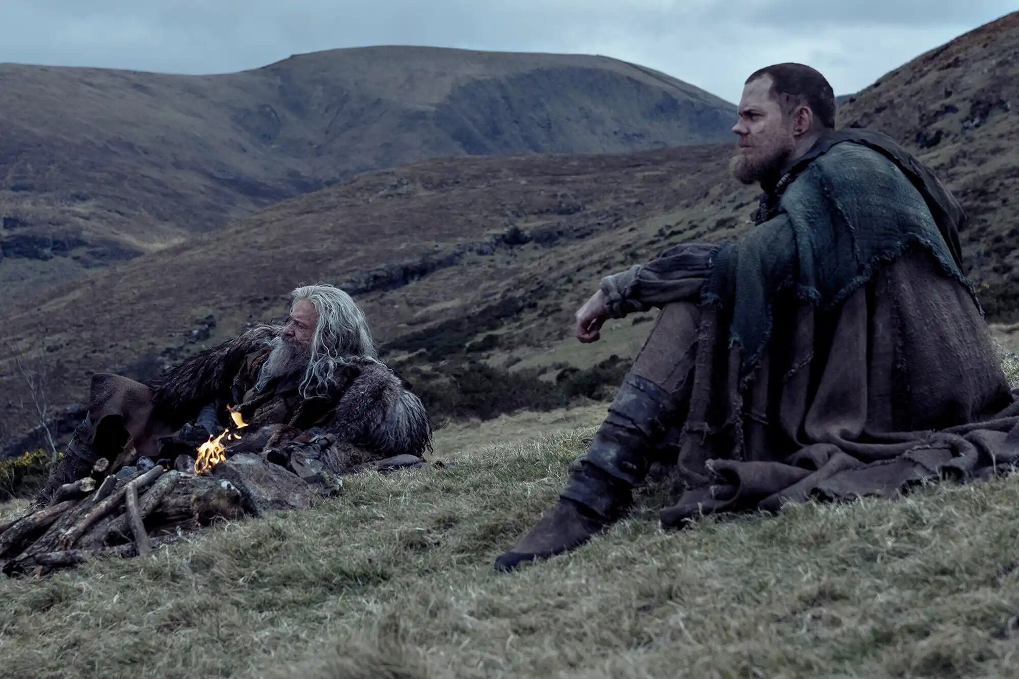 El filme fue rodado en Irlanda del Norte, locación que aporta una estética oscura y realista al nuevo relato de Robin Hood.(Créditos: A24)