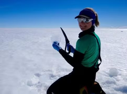 La presencia de partículas minerales sobre el hielo contribuye al oscurecimiento de la superficie y potencia el proceso de derretimiento en Groenlandia (University of Waterloo)