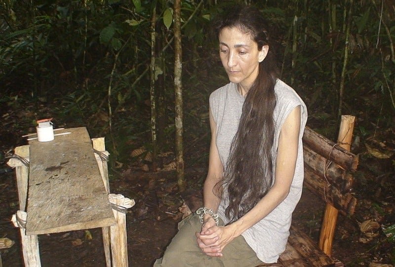 En 2007, la excandidata presidencial Ingrid Betancourt apareció en un video grabado por sus secuestradores, visiblemente demacrada por el secuestro - crédito REUTERS
