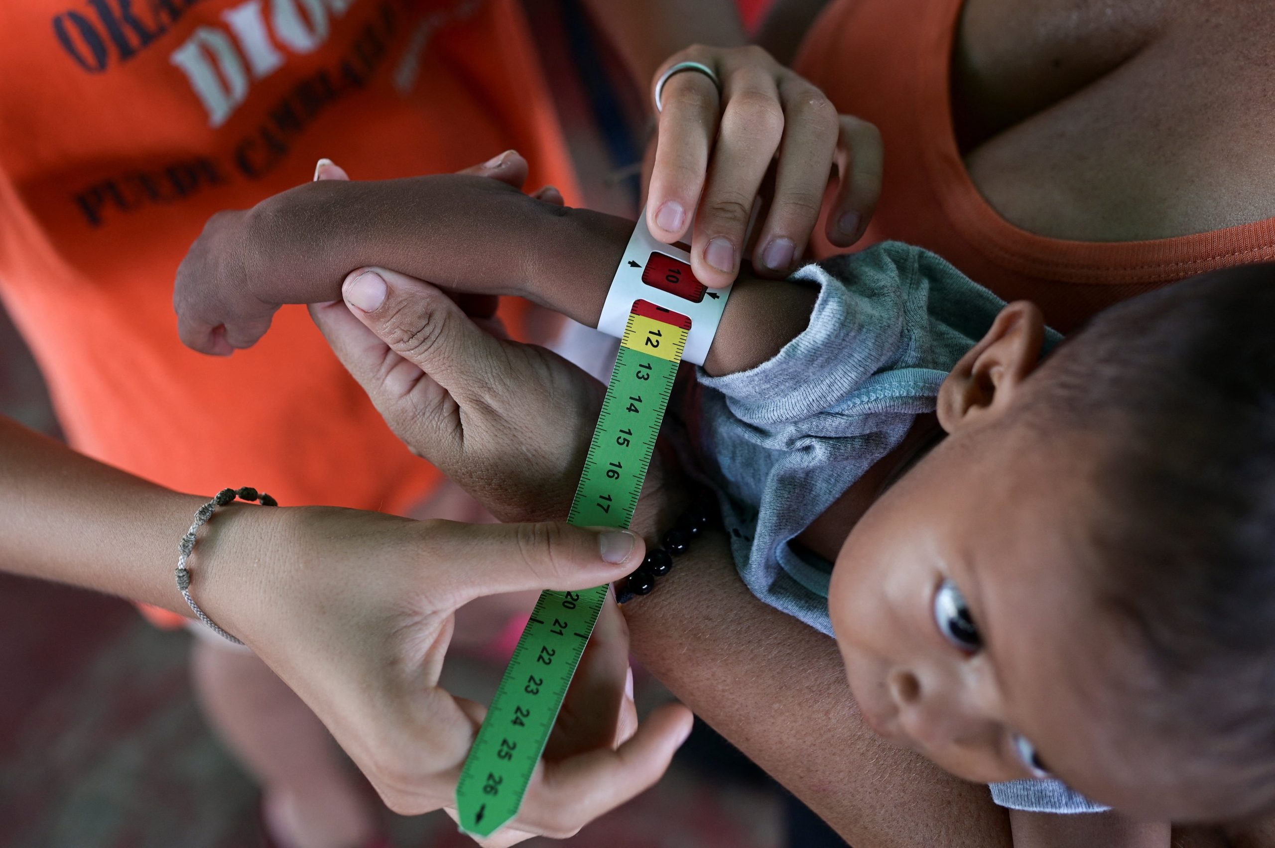 Más del 70 % de los hogares venezolanos permanecen en situación de pobreza de ingresos, con mayor vulnerabilidad en zonas rurales y fronterizas. REUTERS/Gaby Oraa