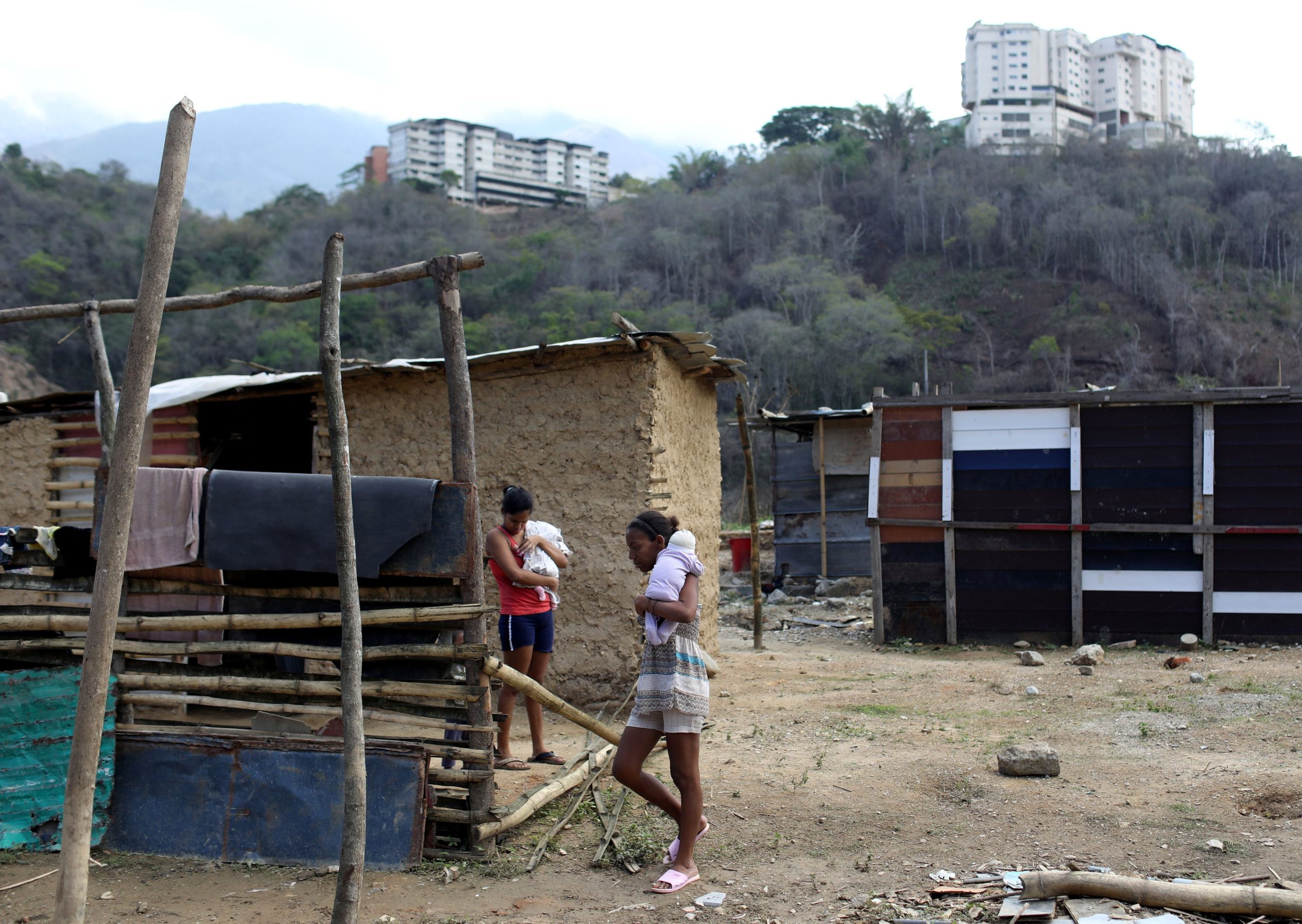 El 78,1 % de los venezolanos teme quedarse sin comida y el 41,1 % reporta haberse quedado sin alimentos alguna vez en su hogar. REUTERS/Manaure Quintero