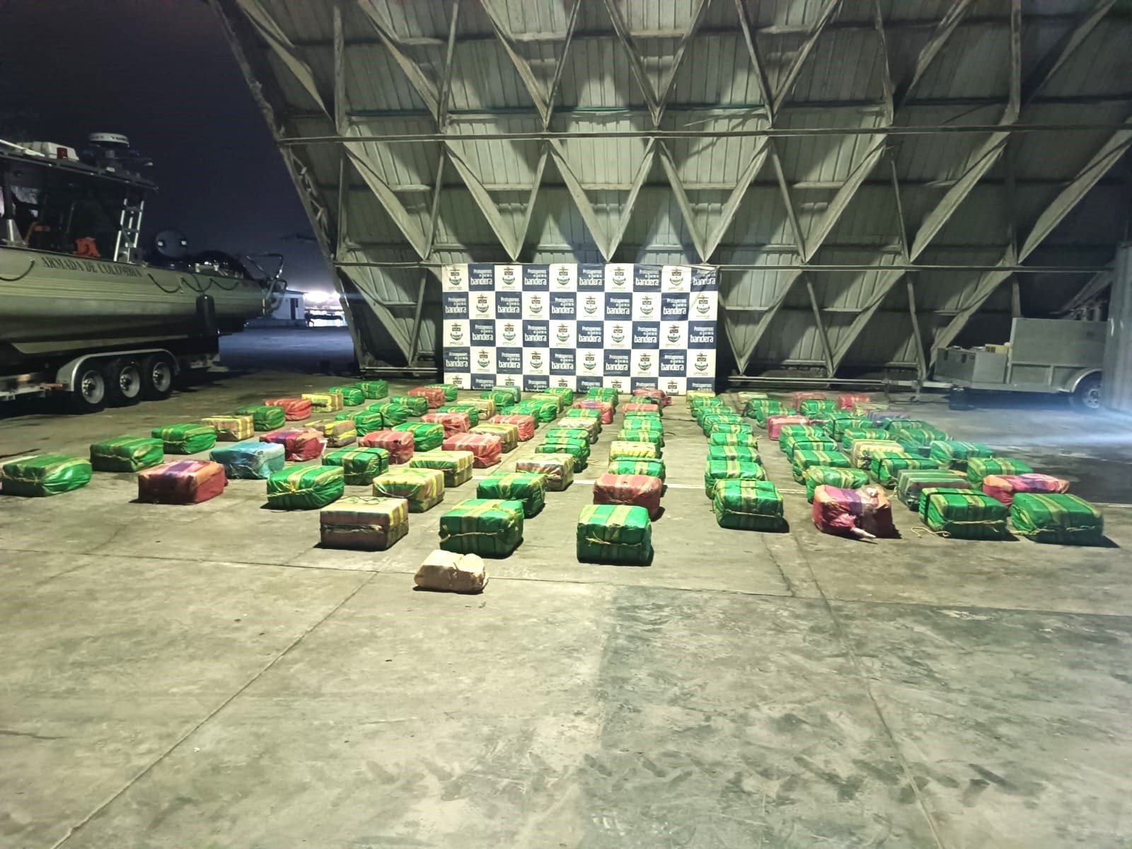 La Fiscalía General de la Nación confirmó que los detenidos son los ecuatorianos Nelson Stalin Macías Echandía y Cristhian Stalin Tuarez Hernández, junto al colombiano Danilo Ruíz Montaño - crédito prensa Armada de Colombia