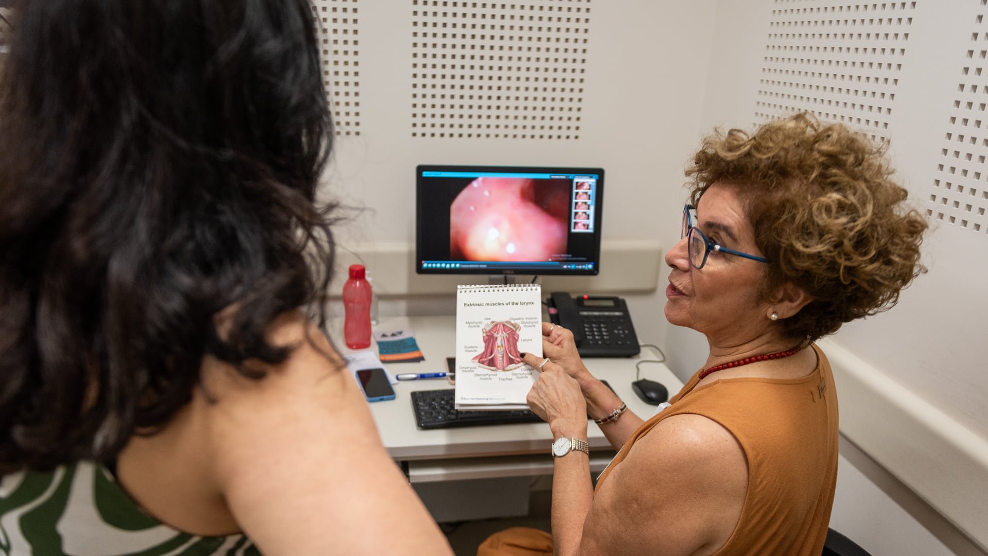 La doctora Iris Rodríguez en su consultorio del Servicio de ORL del Hospital Italiano