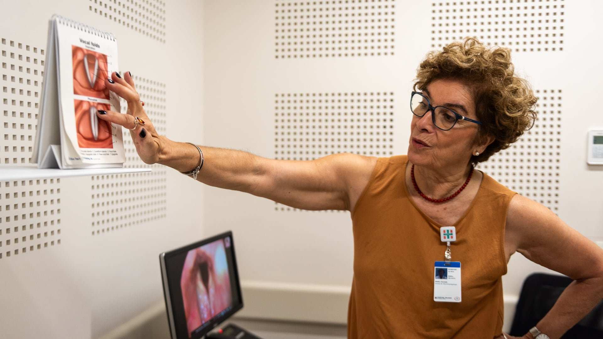 A sus pacientes adultos mayores, Iris les receta ir a un coro, cantar. Con supervisión de la fonoaudióloga, desde ya