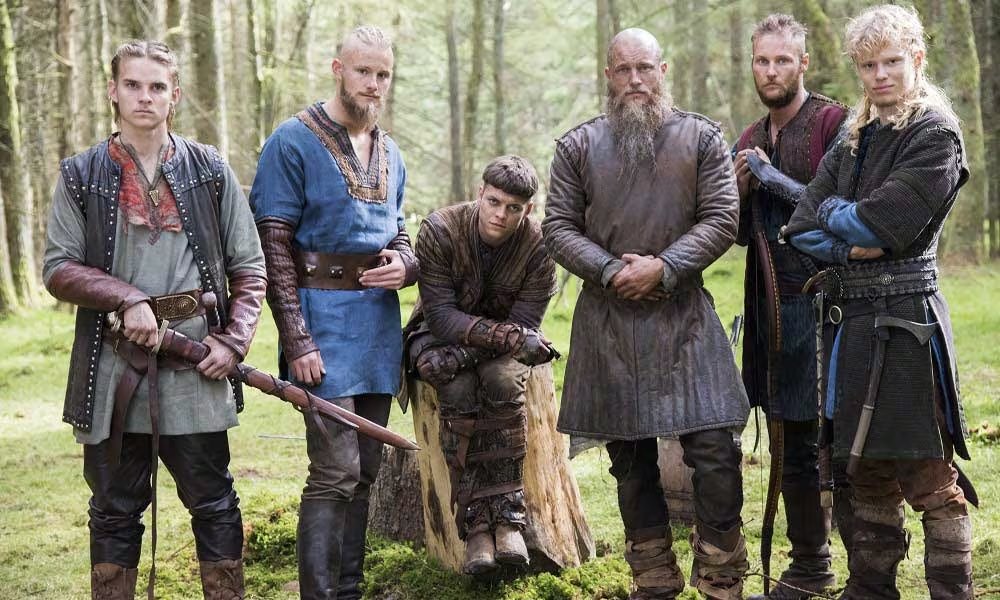Los hermanos de Ivar, especialmente Hvitserk y Ubbe, también participaron activamente en las conquistas vikingas, aunque sus historias fueron distorsionadas por la ficción (IMDb)