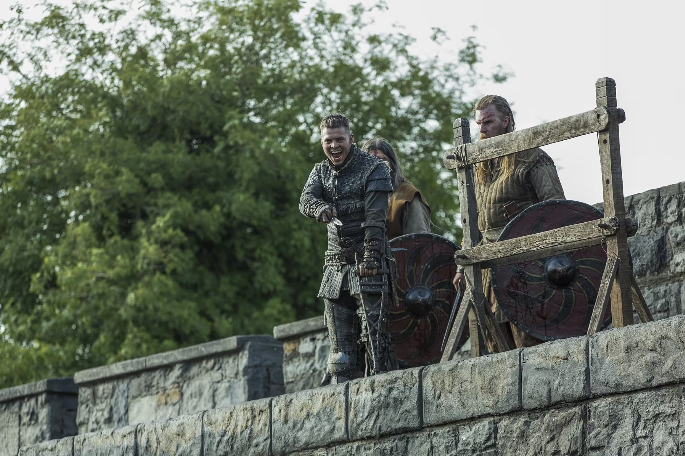 El legado violento, las leyendas del Águila de sangre y la cultura popular mantienen viva la figura de Ivar el Deshuesado en la memoria colectiva (IMDb)