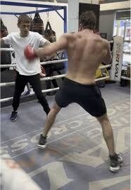 El boxeo enseña a Jack O’Connell disciplina y mentalidad competitiva, siendo clave para sus exigentes papeles en cine y televisión