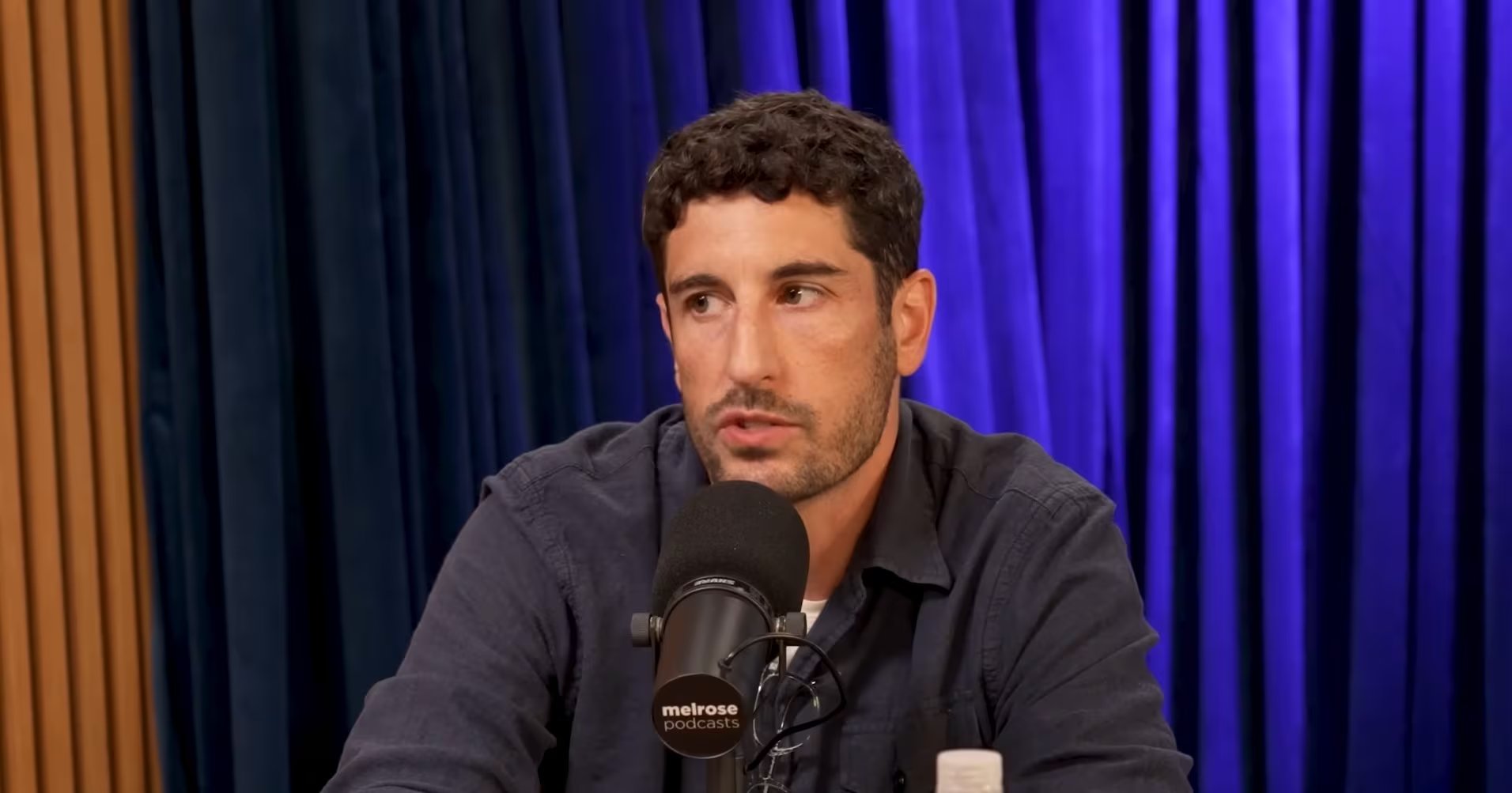 La relación de mentoría entre Eugene Levy y Jason Biggs en American Pie consolidó la autenticidad como valor principal en la carrera del actor (YouTube: Neal Brennan)