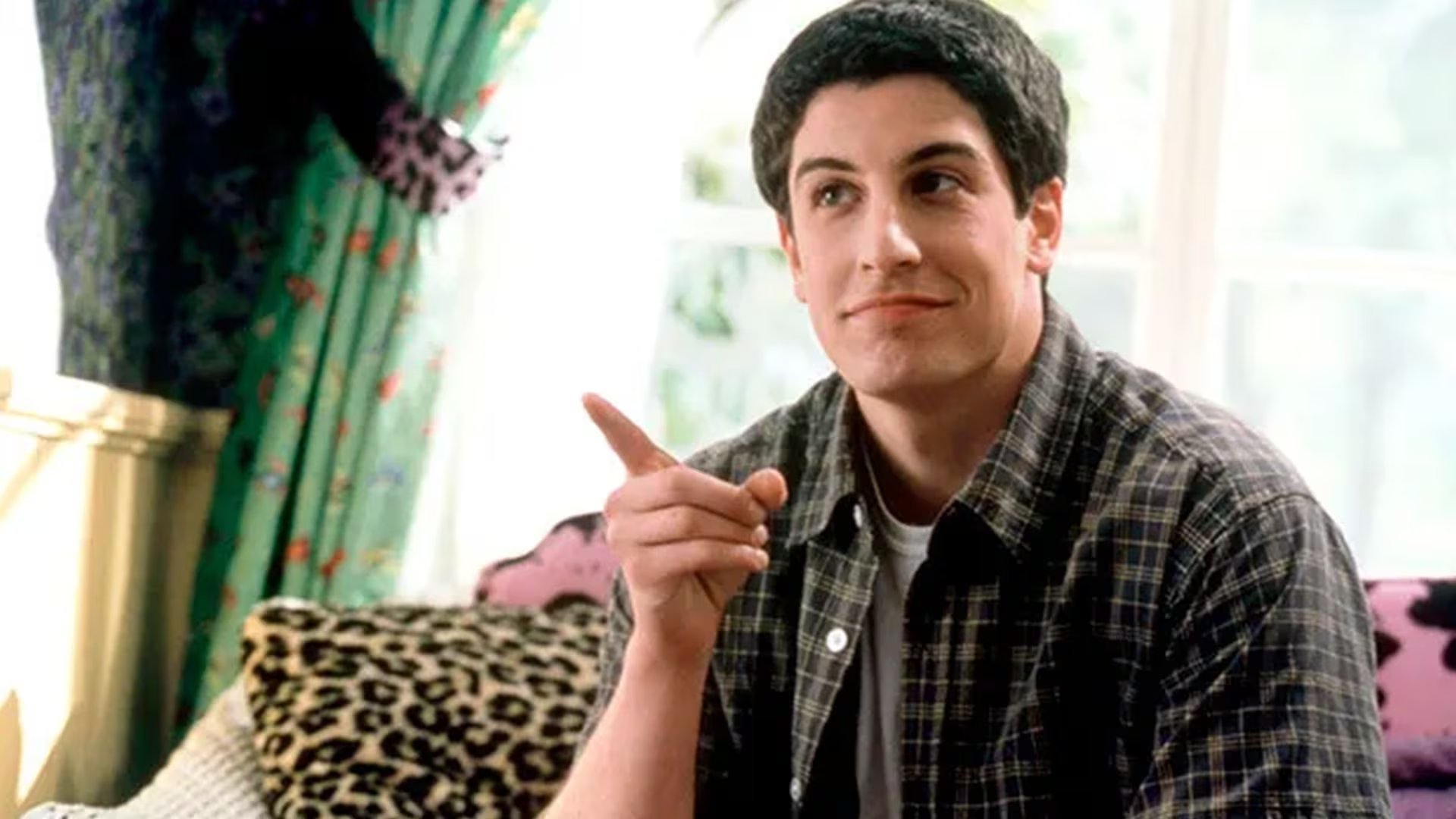 Biggs destaca que la clave del éxito en la comedia, aprendida de Levy, radica en preservar la autenticidad incluso en contextos absurdos (Universal Pictures)