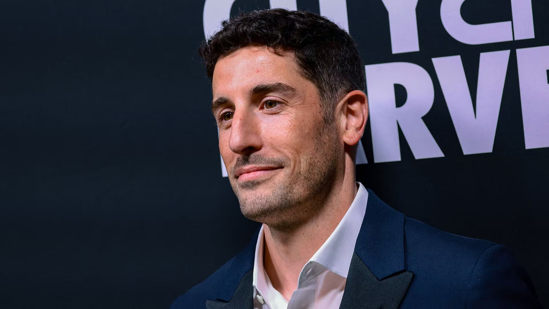 'Untitled Home Invasion Romance', el nuevo proyecto de Jason Biggs, propone una comedia oscura centrada en superar crisis de pareja con autenticidad (AFP)
