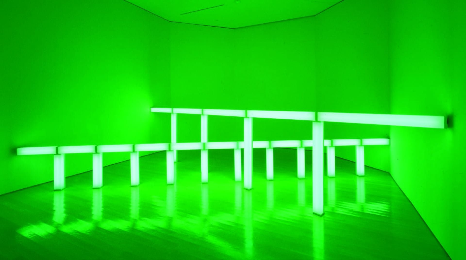 Dan Flavin, figura esencial del minimalismo, es homenajeado con una muestra que explora su uso innovador de la luz y el espacio