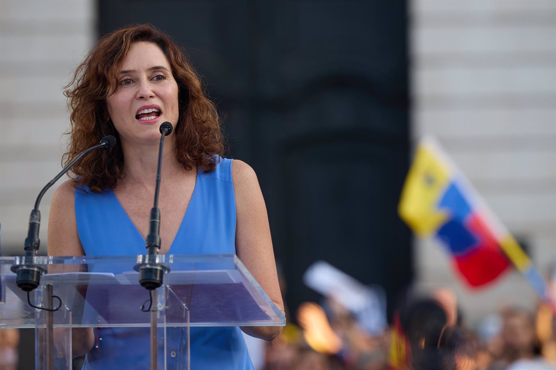 La presidenta de la Comunidad de Madrid, Isabel Díaz Ayuso, durante una nueva protesta contra el Gobierno venezolano de Nicolás Maduro, en la Puerta del Sol (Jesús Hellín - Europa Press)
