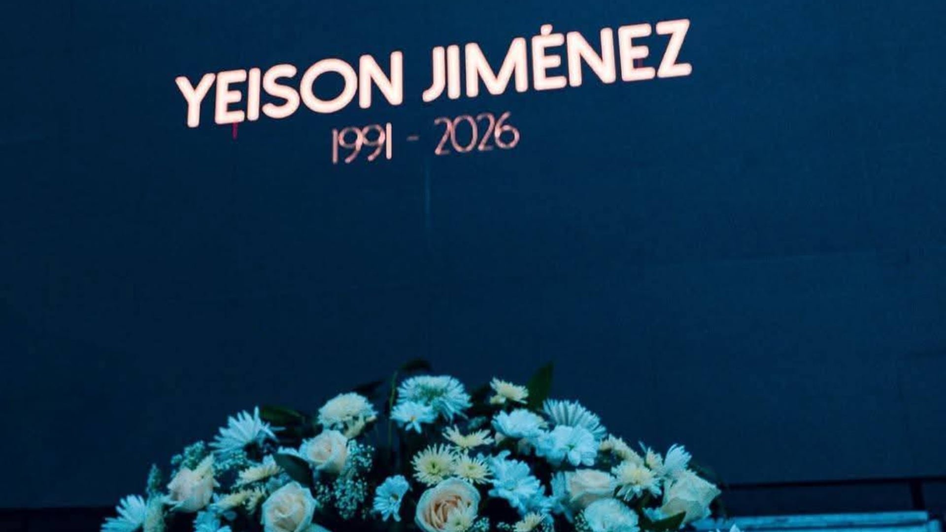 En las afueras de El Campín, los colombianos rindieron homenaje a Yeison Jiménez con velas encendidas, mensajes de despedida y canciones - crédito redes sociales