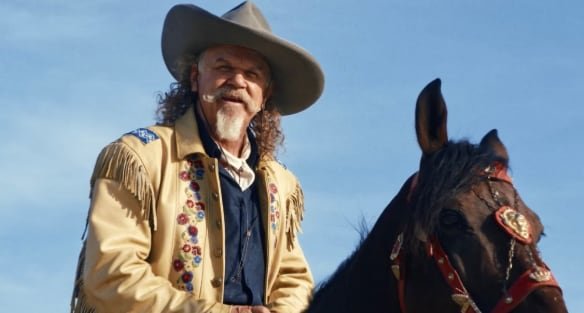 La carrera de Reilly se distingue por su capacidad de adaptarse a géneros diversos y reinventarse en cada proyecto, desafiando etiquetas fijas (Captura de pantalla/Cinetic)