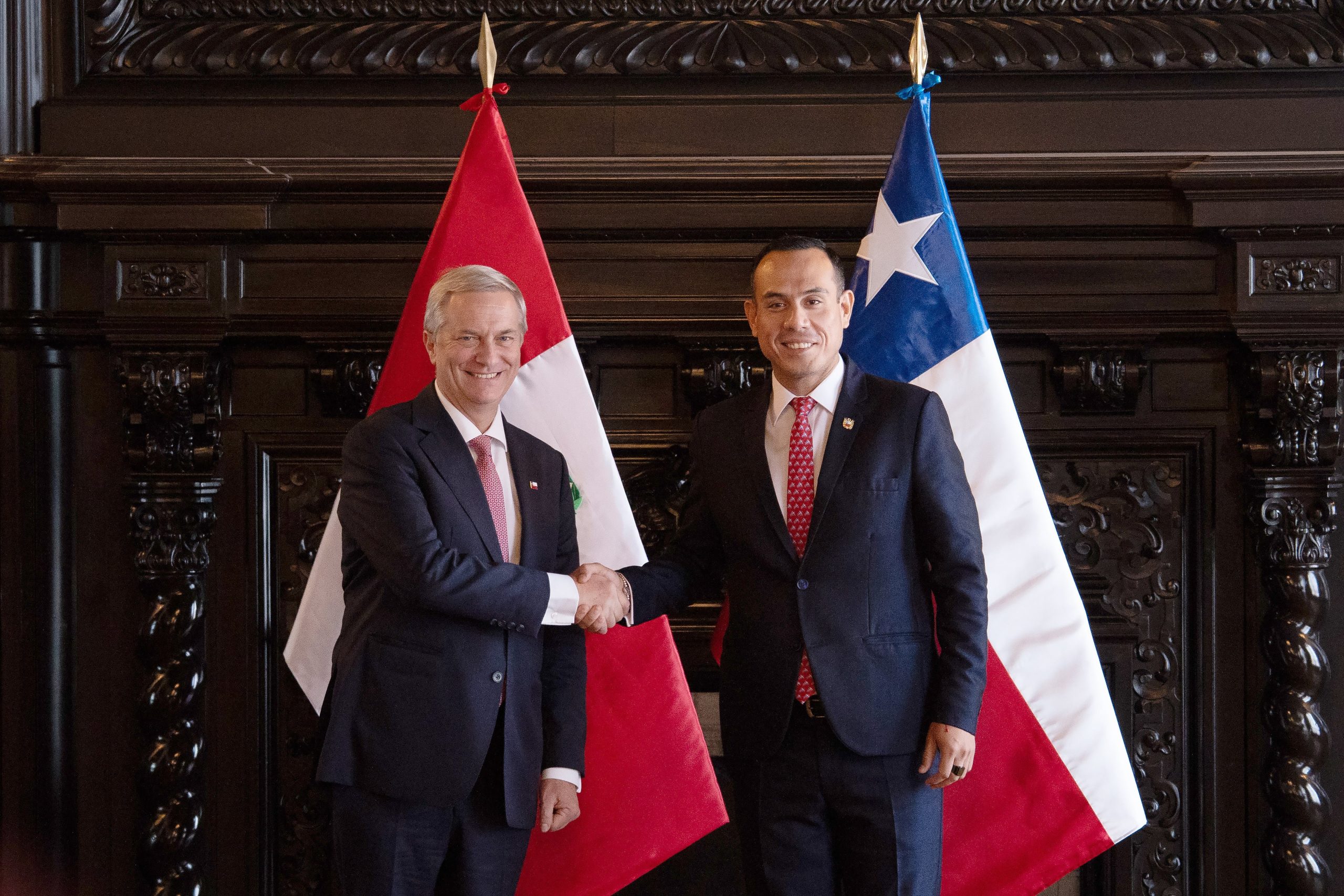 El presidente electo de Chile, José Antonio Kast (i), saluda al presidente de transición peruano, José Jerí este miércoles, en el salón Túpac Amaru del Palacio de Gobierno, en Lima (Perú). EFE/ John Reyes Mejía

