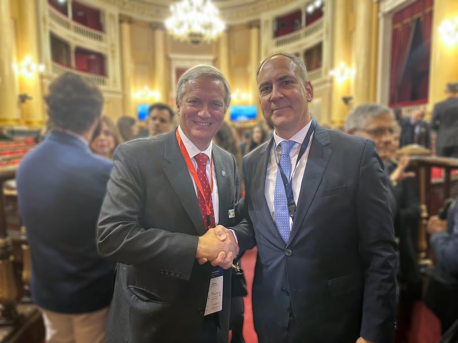 Kast junto a Stephen Bartulica, presidente de PNfV y miembro del Parlamento Europeo