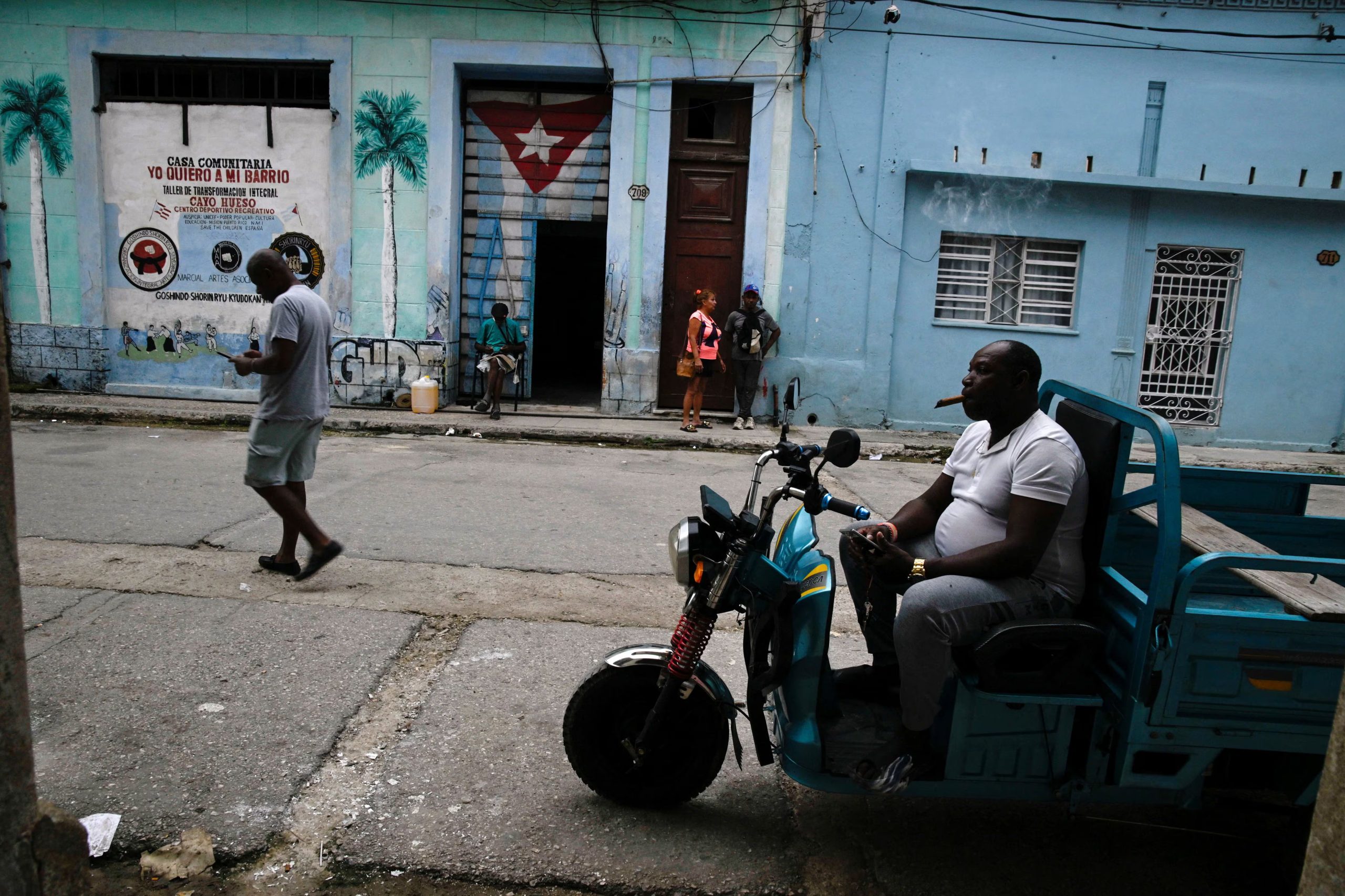 Personas en una calle de La Habana durante un apagón (REUTERS/Norlys Pérez)