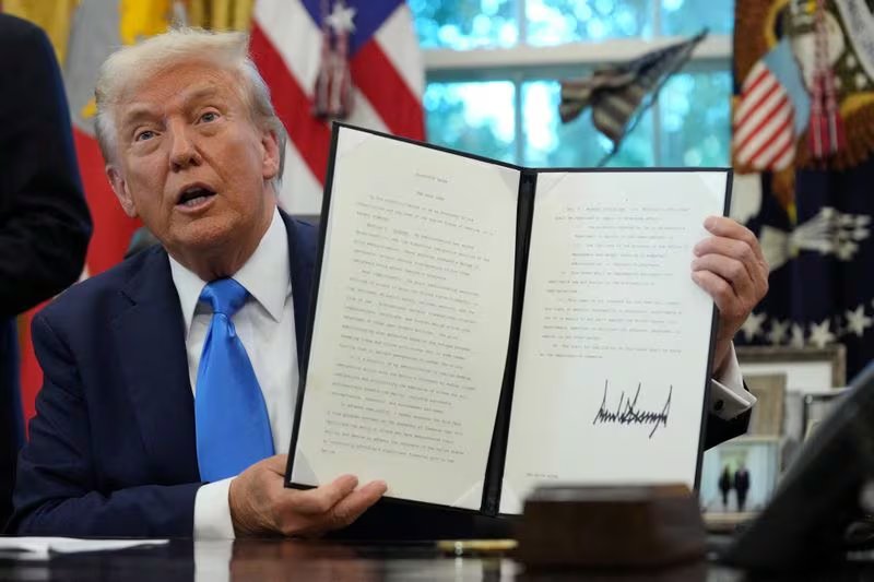 El presidente de Estados Unidos, Donald Trump, muestra una orden ejecutiva firmada en el Despacho Oval de la Casa Blanca en Washington (REUTERS/Ken Cedeno/Archivo)