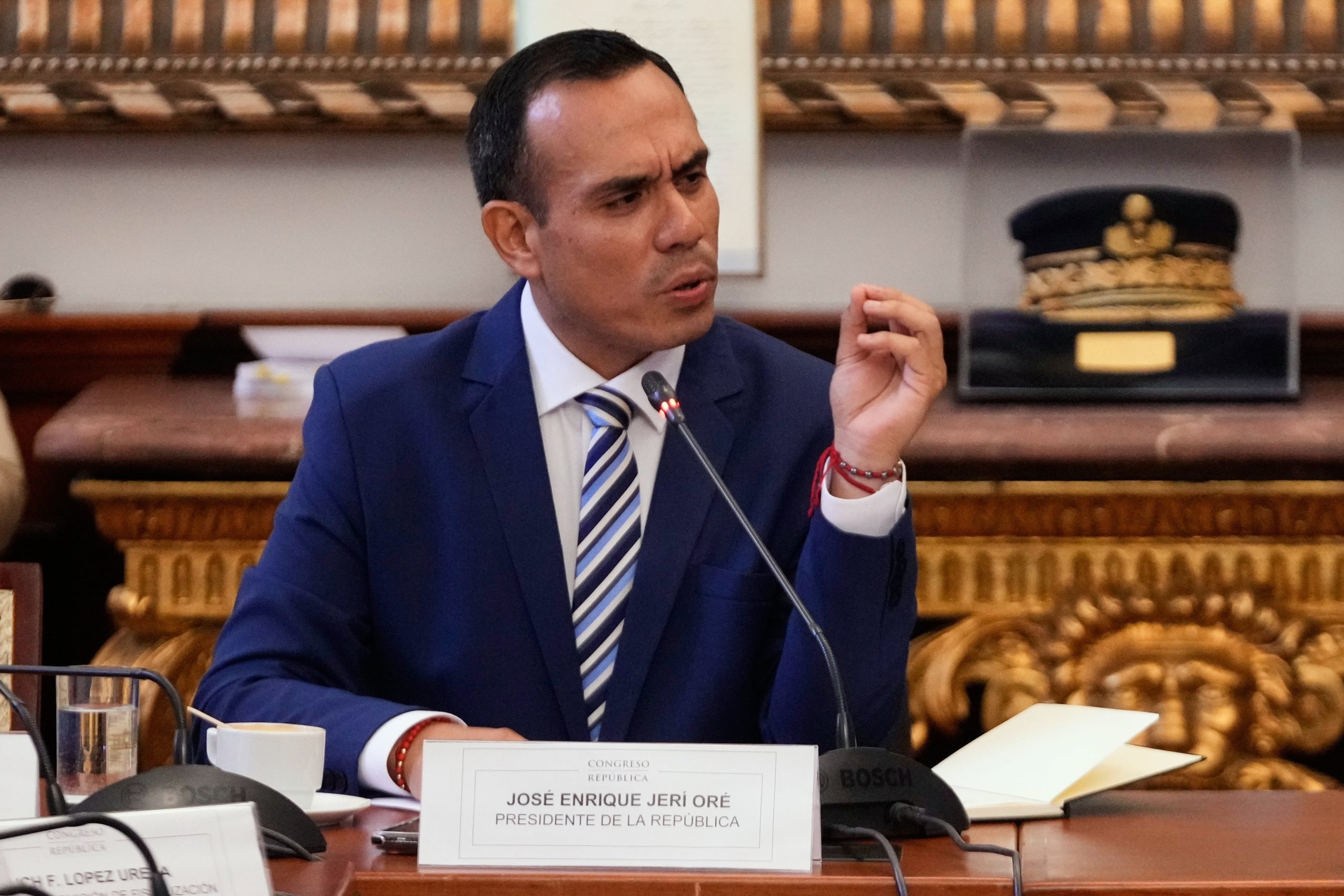 El presidente interino de Perú, José Jeri, habla con legisladores en el Congreso en Lima, Perú, el miércoles 21 de enero de 2026. (Foto AP/Martín Mejía)