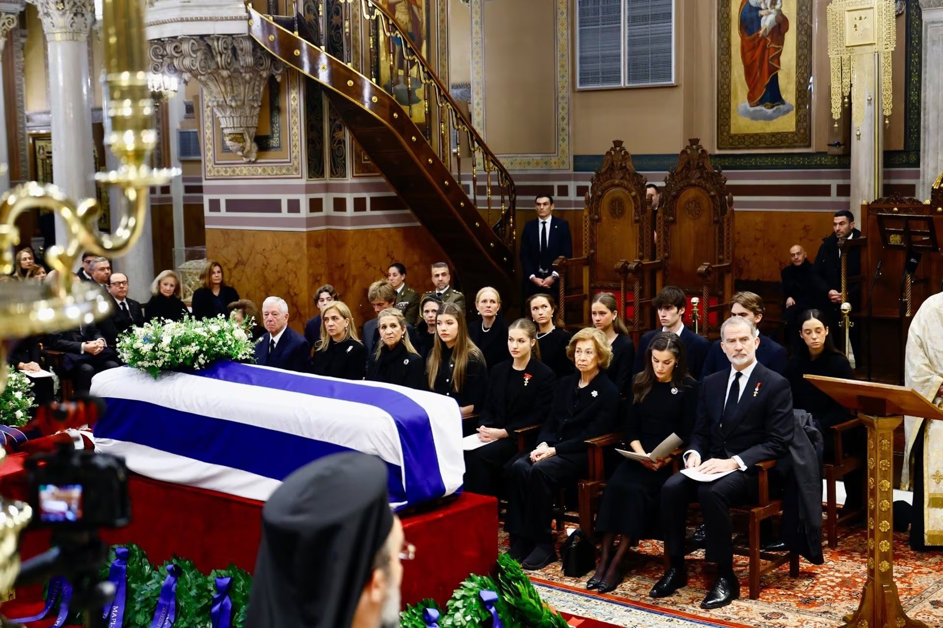 Los reyes y sus hijas, la reina Emérita, así como las hermanas del Felipe y sus hijos, acuden al funeral de Irene de Grecia. (CASA DEL REY)
