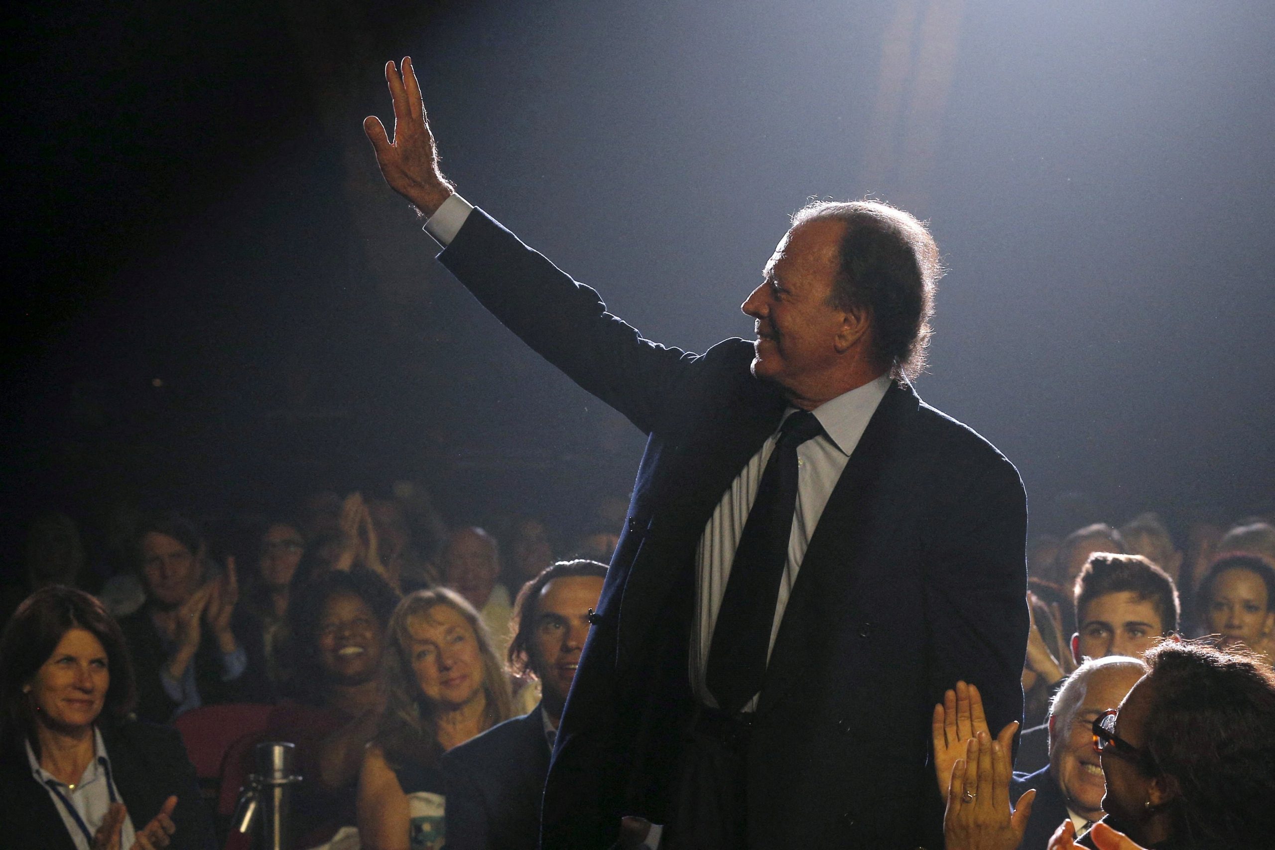 FOTO DE ARCHIVO: El artista Julio Iglesias recibe el título honorífico durante el concierto de graduación del Berklee College of Music en Boston, Massachusetts, Estados Unidos, el 8 de mayo de 2015. REUTERS/Brian Snyder/File Photo