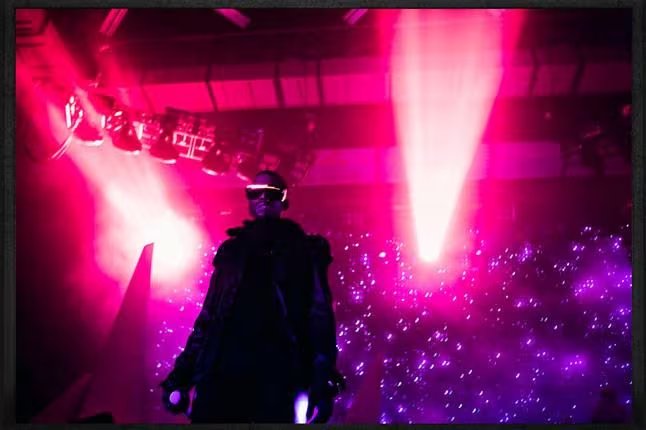 La gira Glow in the Dark Tour destacó por su innovadora producción, con efectos especiales, proyecciones y una elaborada narrativa visual. (X/ @Archikenzzzzz)