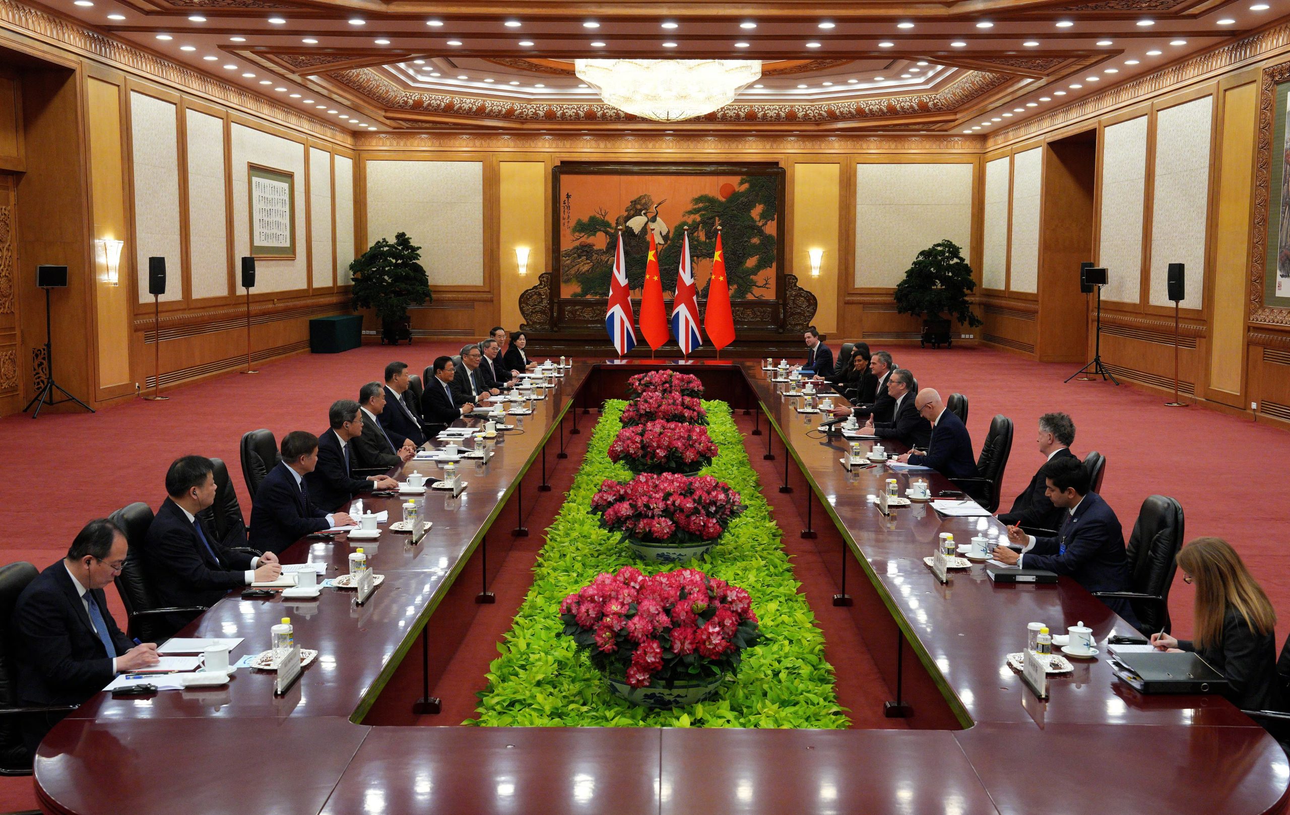 El encuentro se desarrolló en el Gran Salón del Pueblo, donde Starmer subrayó el peso global de China y llamó a construir una relación más amplia y pragmática (REUTERS)