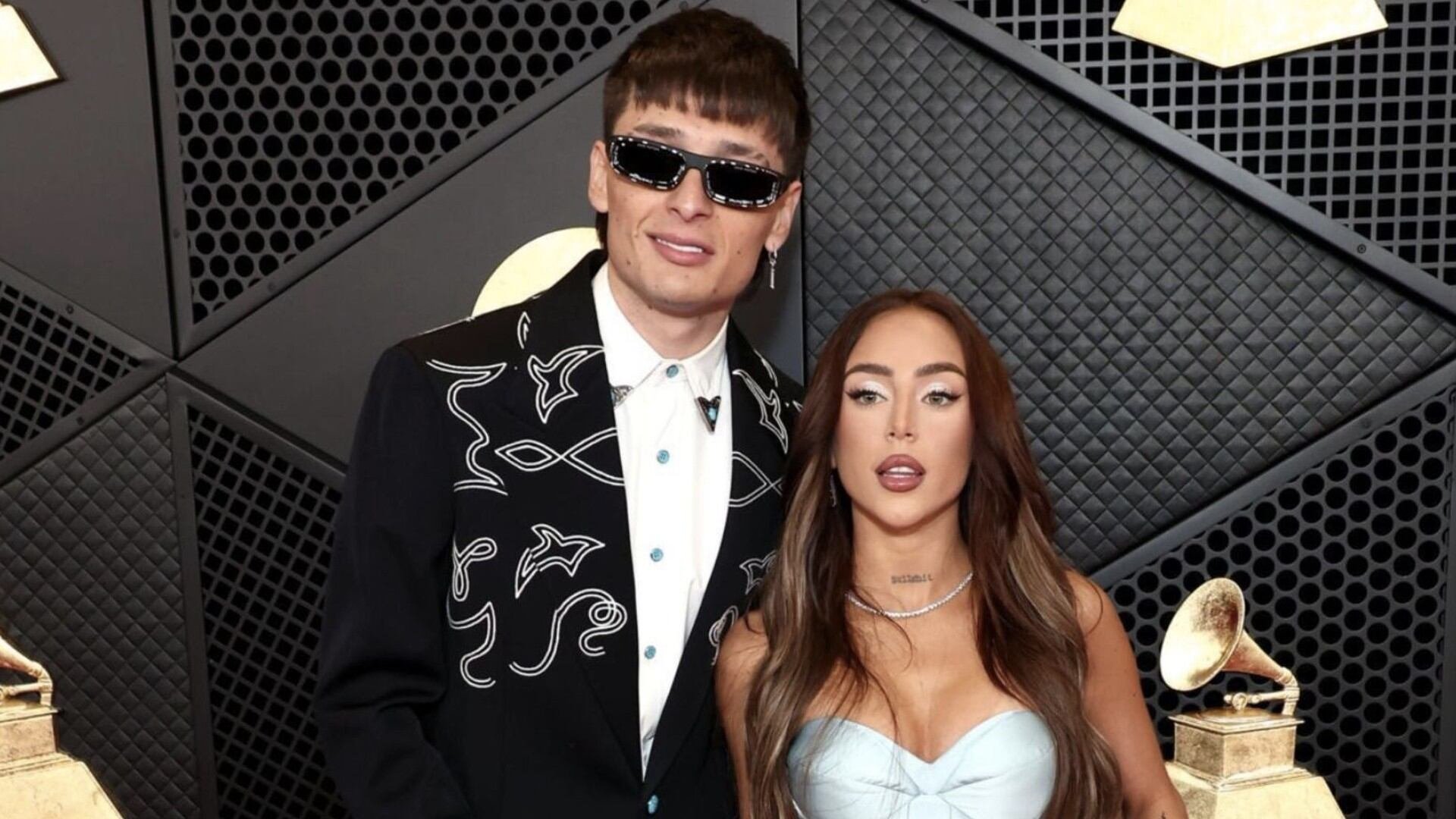 Nicki Nicole y Peso Pluma combinaron sus atuendos para la ceremonia de los Grammys 2024. (@ElPesoPluma)
