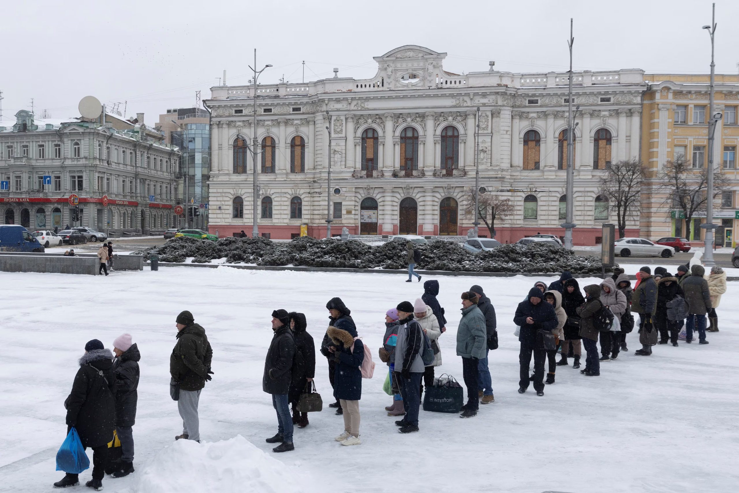 La gente hace fila en una parada de autobús durante temperaturas bajo cero, en medio del ataque de Rusia a Ucrania, en Járkov, Ucrania, el 31 de enero de 2026. REUTERS/Thomas Peter