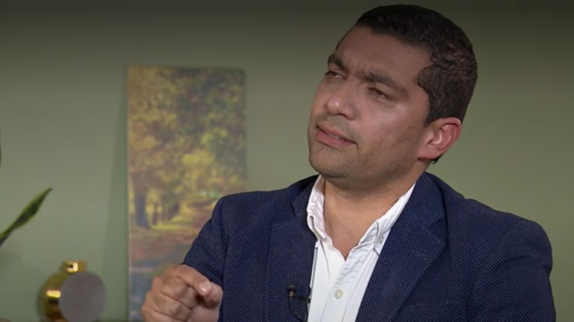 Las autoridades han recopilado videos y grabaciones que vinculan a un colaborador de la administración pública y a un empresario buscado por la justicia con presuntas actividades ilícitas, sin que se hayan producido resultados judiciales - crédito Noticias Caracol