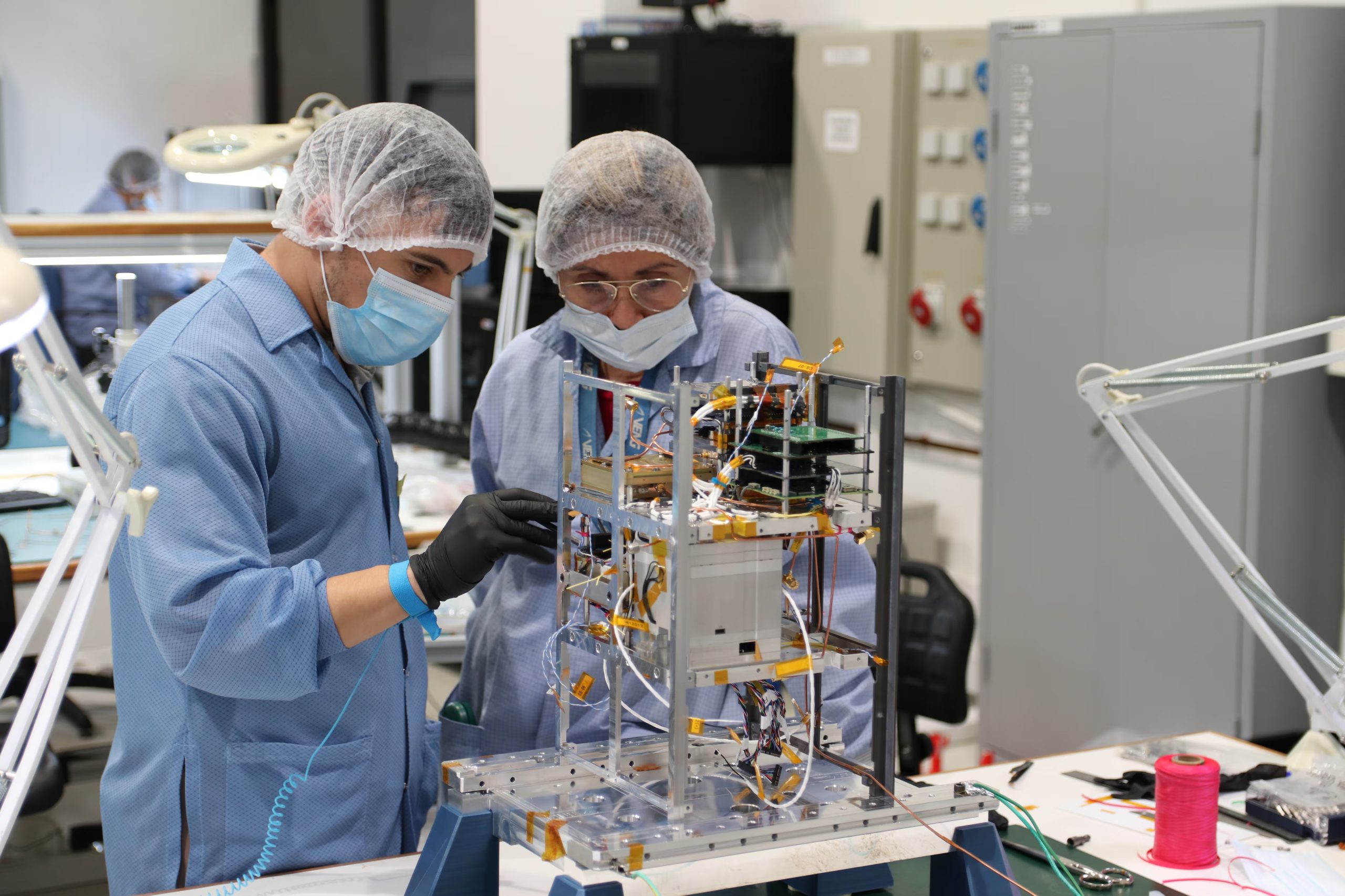 Ingenieros y estudiantes argentinos diseñaron y fabricaron subsistemas completos desde la computadora de a bordo hasta los paneles solares (UNLP)
