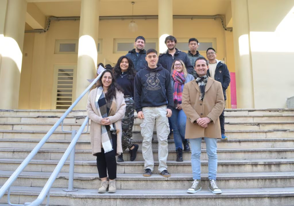 La ingeniera Sonia Botta, junto a expertos y alumnos de la UNLP que formaron parte de la construcción del satélite argentino (UNLP)