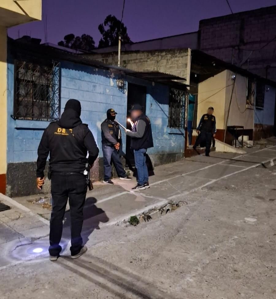 Las autoridades localizaron armas de fuego, teléfonos y pasamontañas en los inmuebles intervenidos.