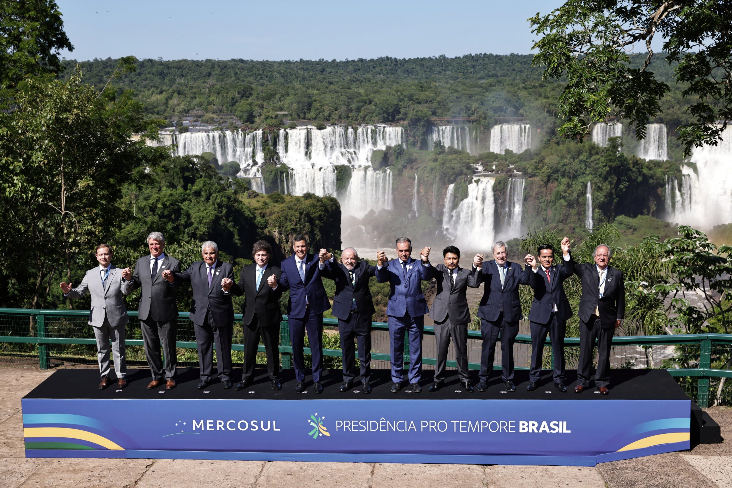 El Presidente de Panamá, José Raúl Mulino, el Presidente de Argentina, Javier Milei, el Presidente de Paraguay, Santiago pena, el Presidente de Brasil, Luiz Inácio Lula da Silva, el Presidente de Uruguay, Yamandú Orsi, y el Ministro de Relaciones Exteriores de Bolivia, Fernando Aramayo, posan para la foto familiar que asiste a la Cumbre del Mercosur en Foz do Iguacu, Brasil, el 20 de diciembre de 2025. REUTERS/Kiko Sierich