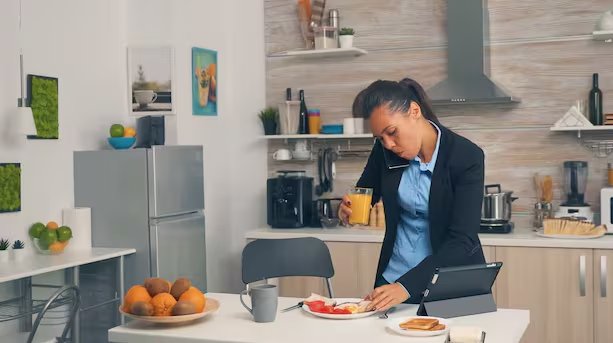 Alternar rápidamente entre actividades diferentes genera fatiga mental y aumenta el riesgo de cometer errores, pese a la creencia de que se gana productividad (Freepik)