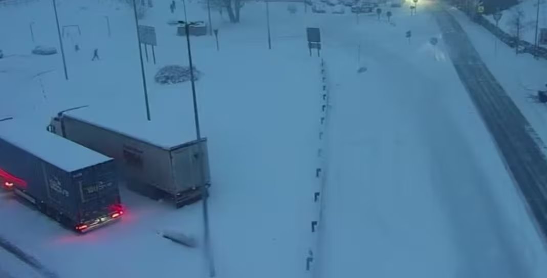 Camiones varados por el temporal. (DGT/X)