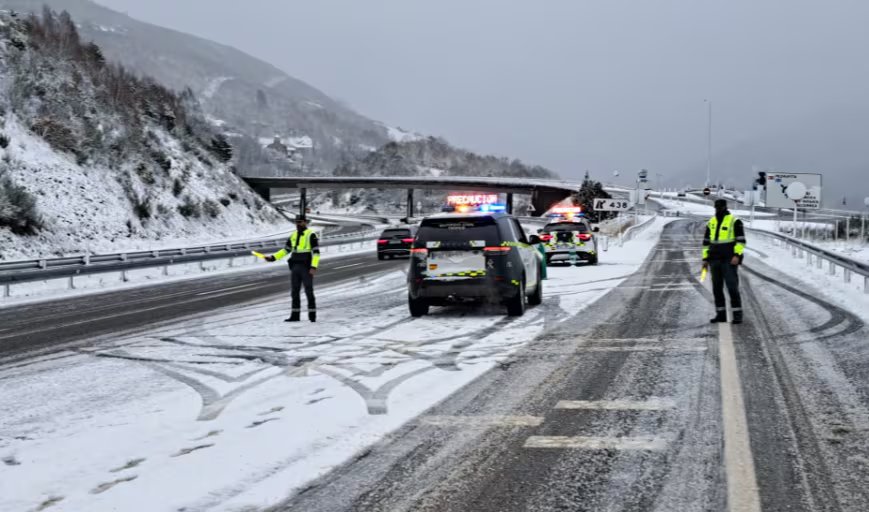 Carretera cortada por la Guardia Civil. (Guardia Civil/X)