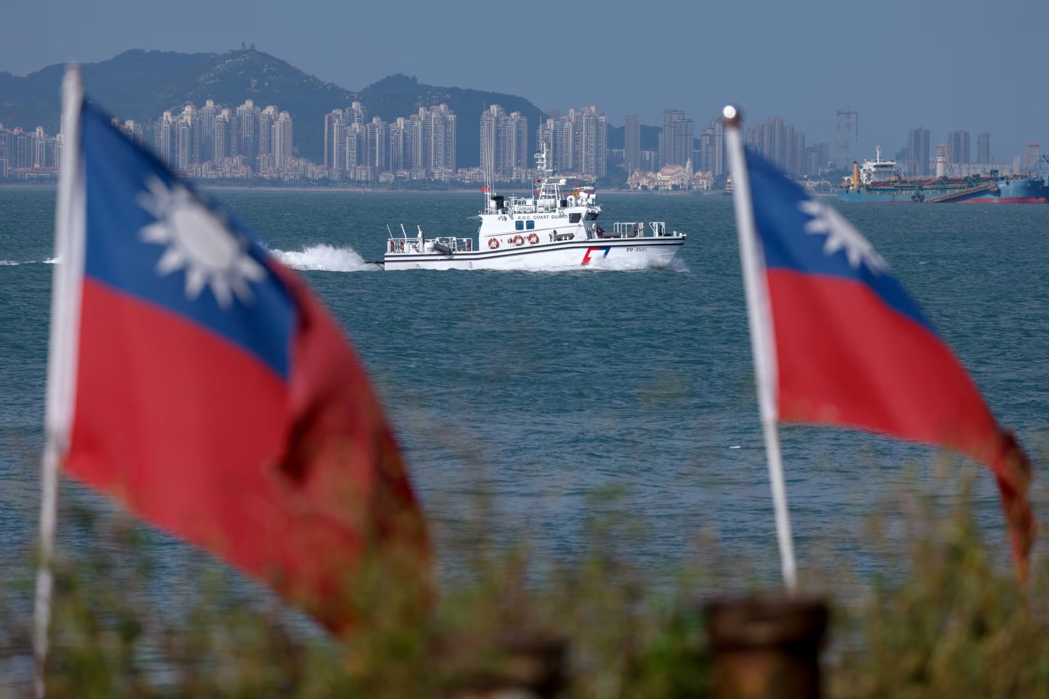 Un barco de la Guardia Costera taiwanesa patrulla cerca de la isla de Dadan, en medio de la creciente amenaza del régimen chino (REUTERS/Ann Wang)