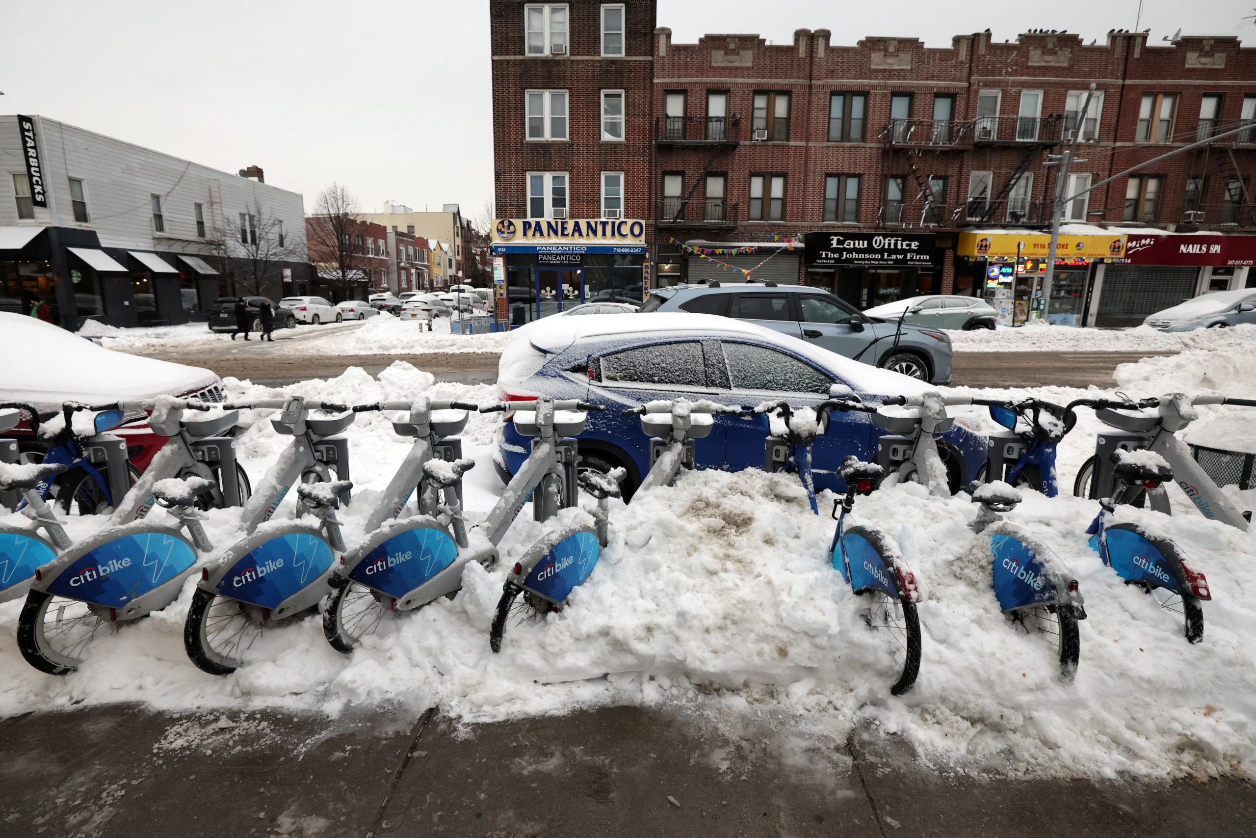 Una estación de bicicletas está desactivada y cubierta de nieve. REUTERS/Brendan McDermid