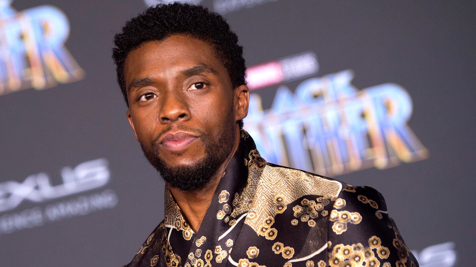 El legado de profesionalismo, dedicación y moralidad de Chadwick Boseman se mantiene vigente como brújula para quienes compartieron proyectos con él
(Photo by VALERIE MACON / AFP)